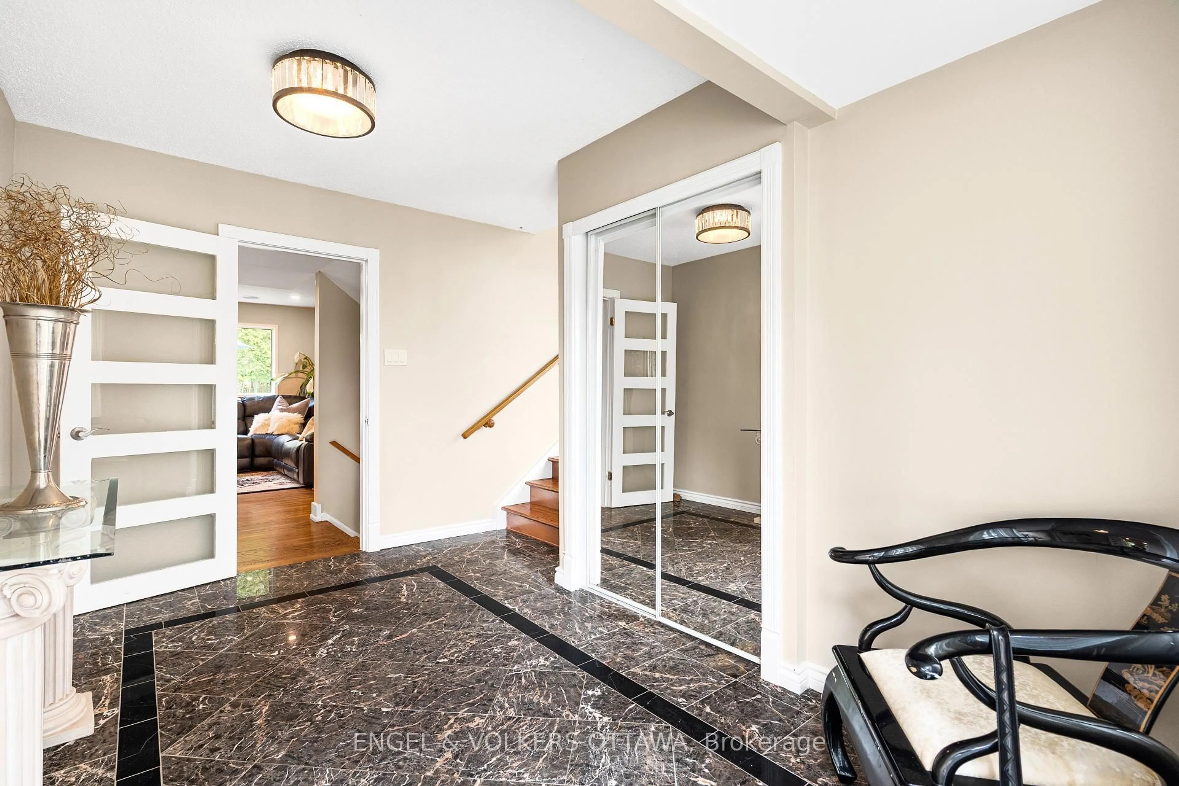 Indoor foyer for 21 Tiffany Cres, Kanata Ontario K2K 1W3