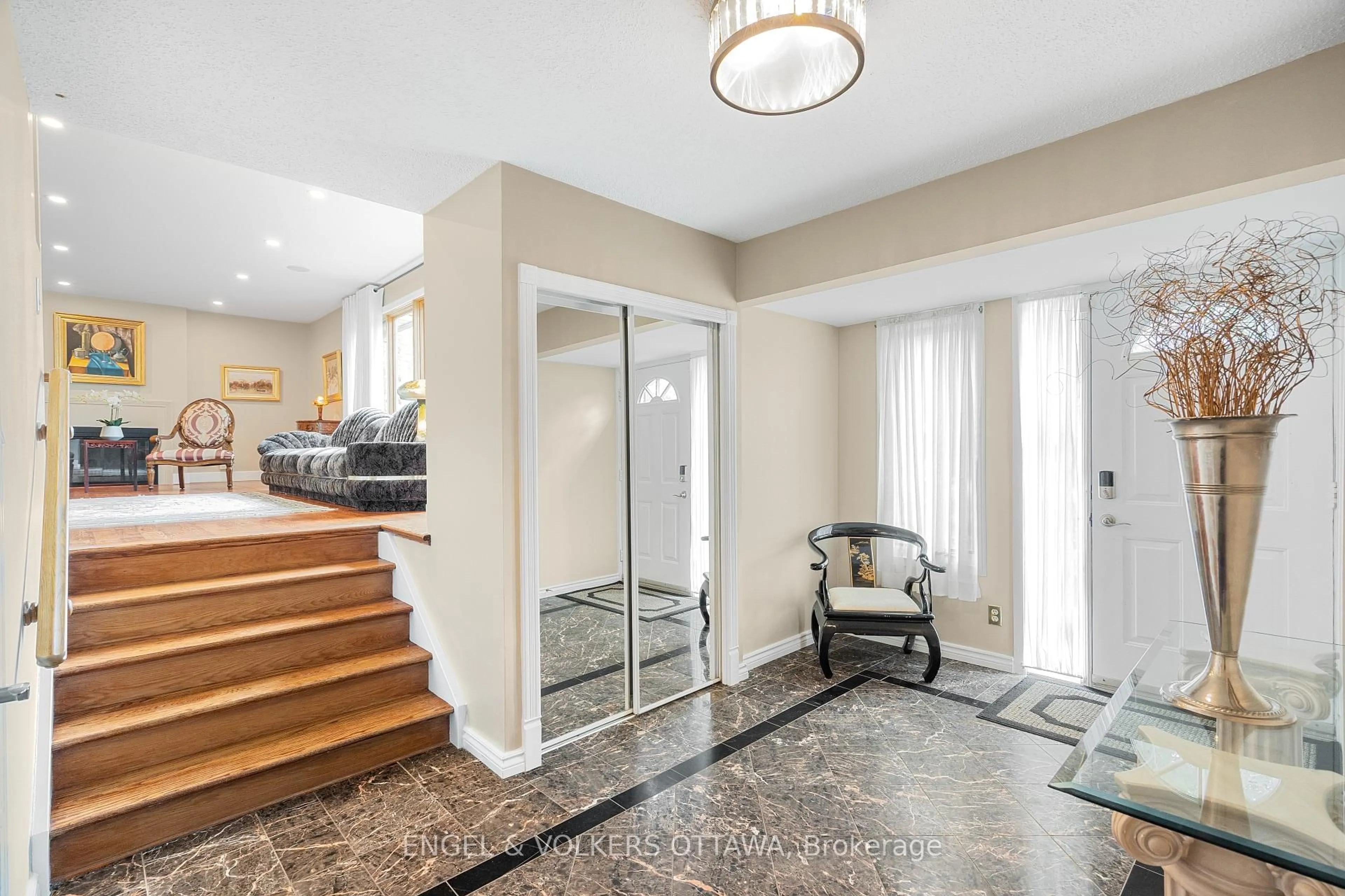 Indoor entryway for 21 Tiffany Cres, Kanata Ontario K2K 1W3