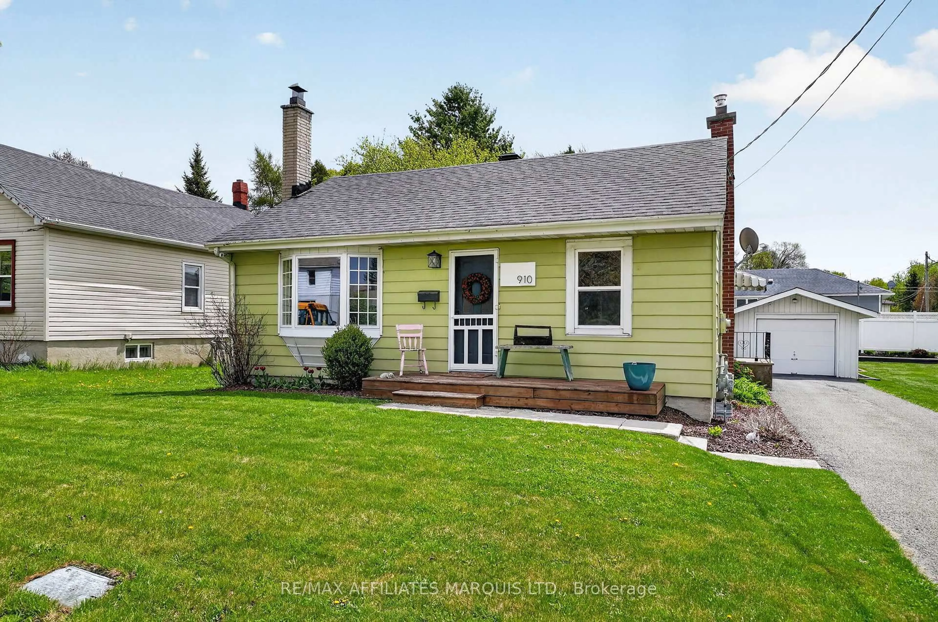 Home with vinyl exterior material, street for 910 Leonard Ave, Cornwall Ontario K6J 1L6