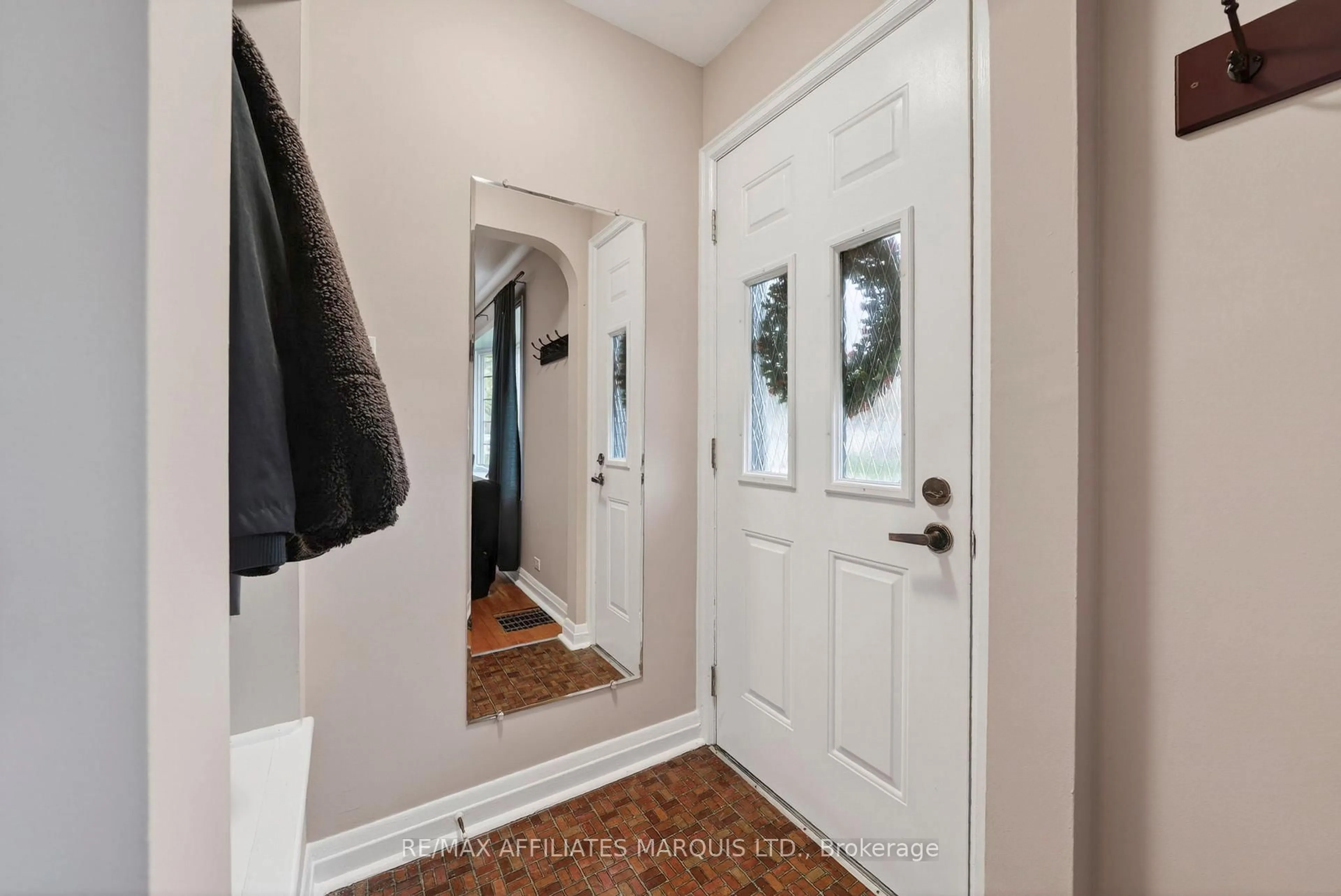 Indoor entryway for 910 Leonard Ave, Cornwall Ontario K6J 1L6
