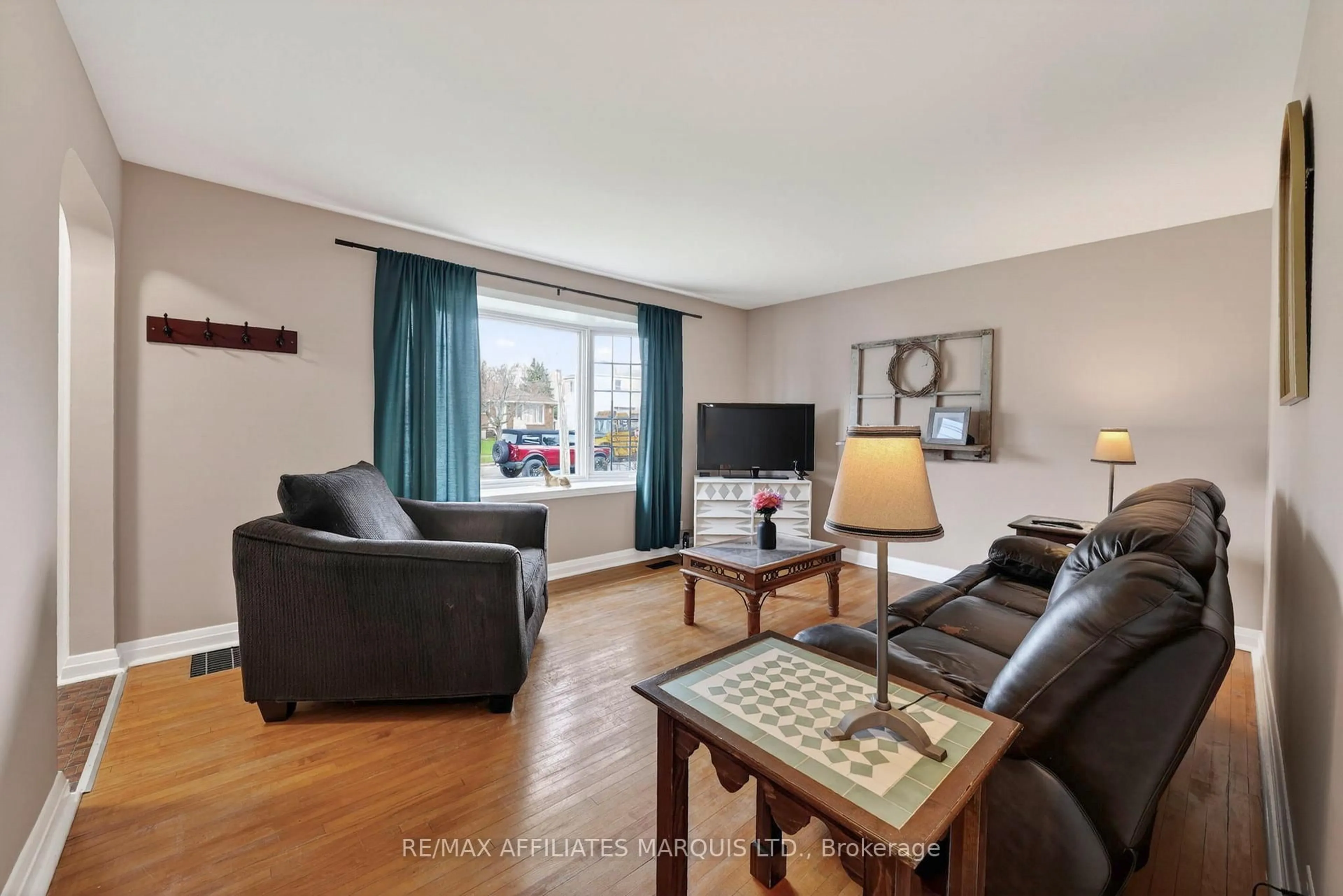 Living room with furniture, wood/laminate floor for 910 Leonard Ave, Cornwall Ontario K6J 1L6