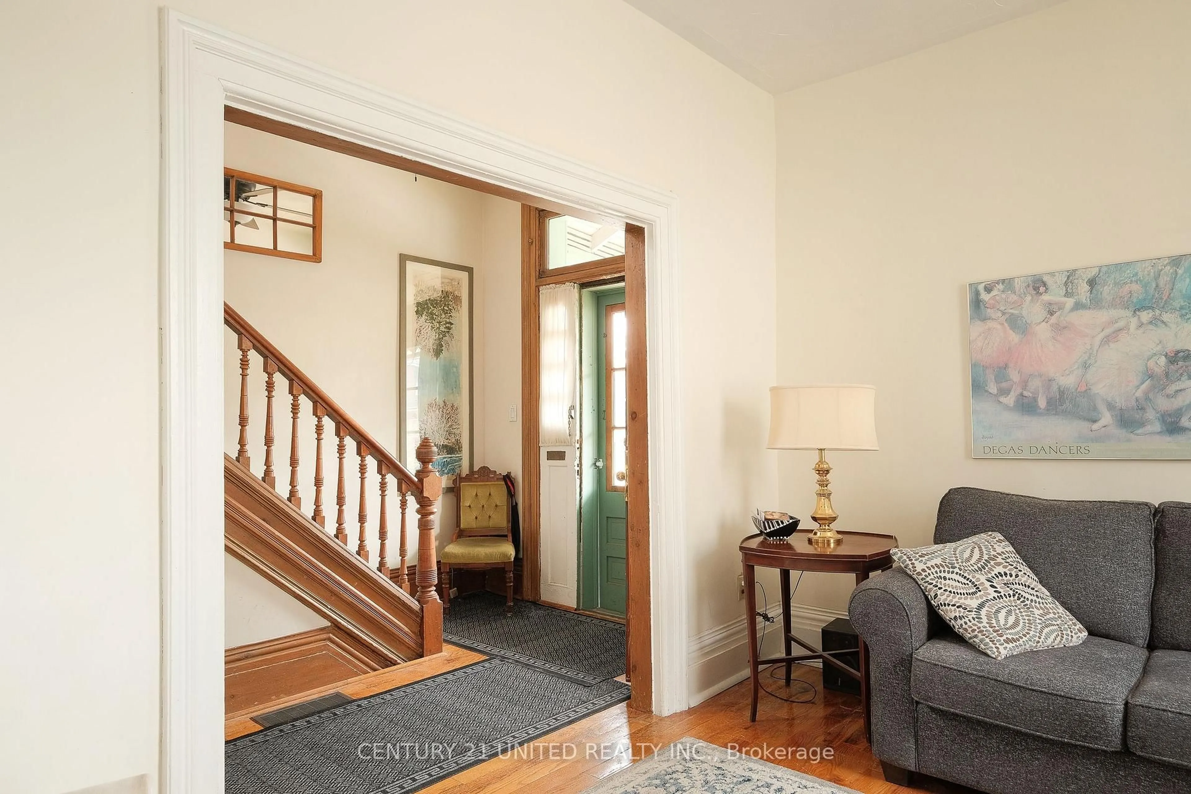 Indoor entryway for 846 George St, Peterborough Ontario K9H 3T7