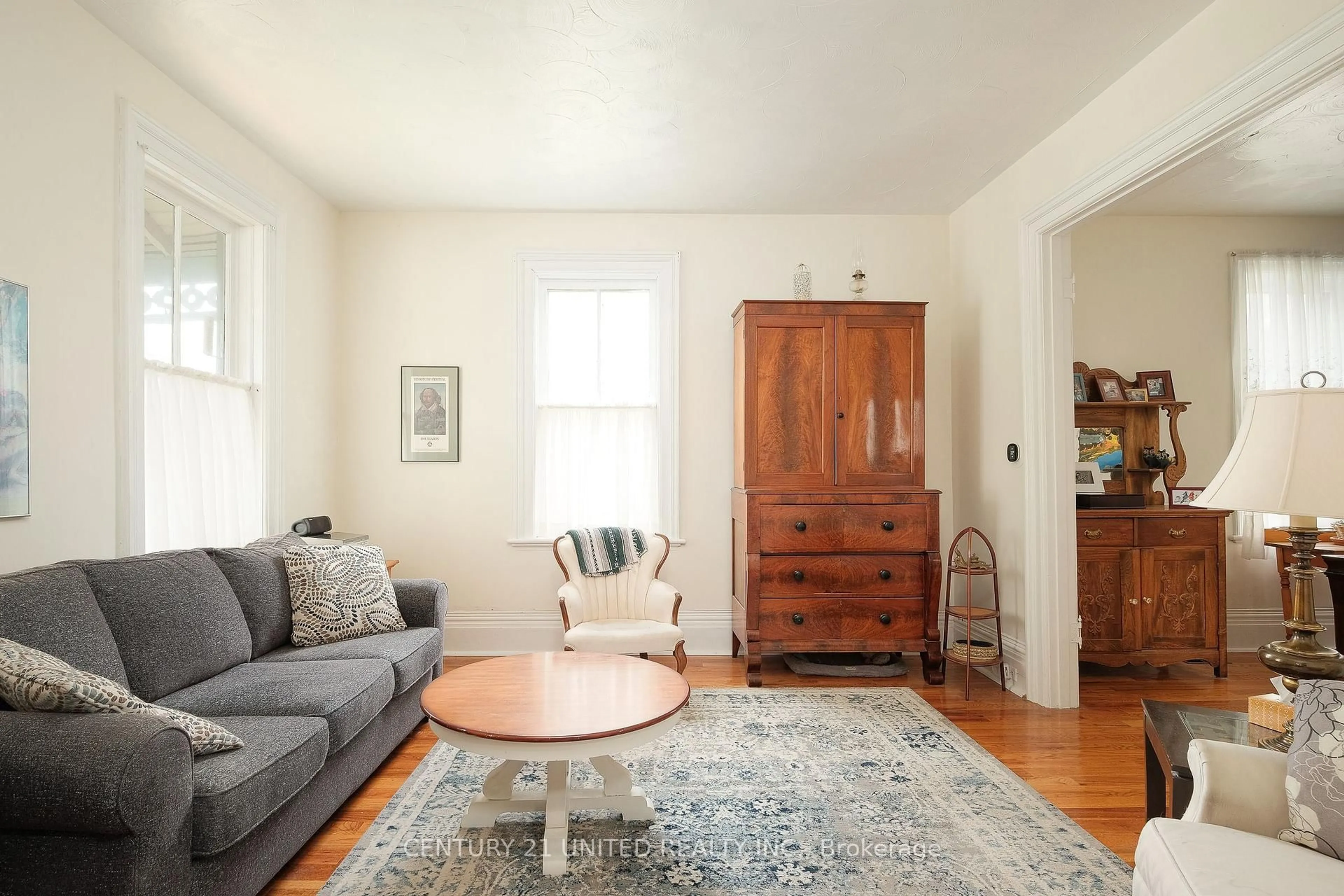 Living room with furniture, unknown for 846 George St, Peterborough Ontario K9H 3T7