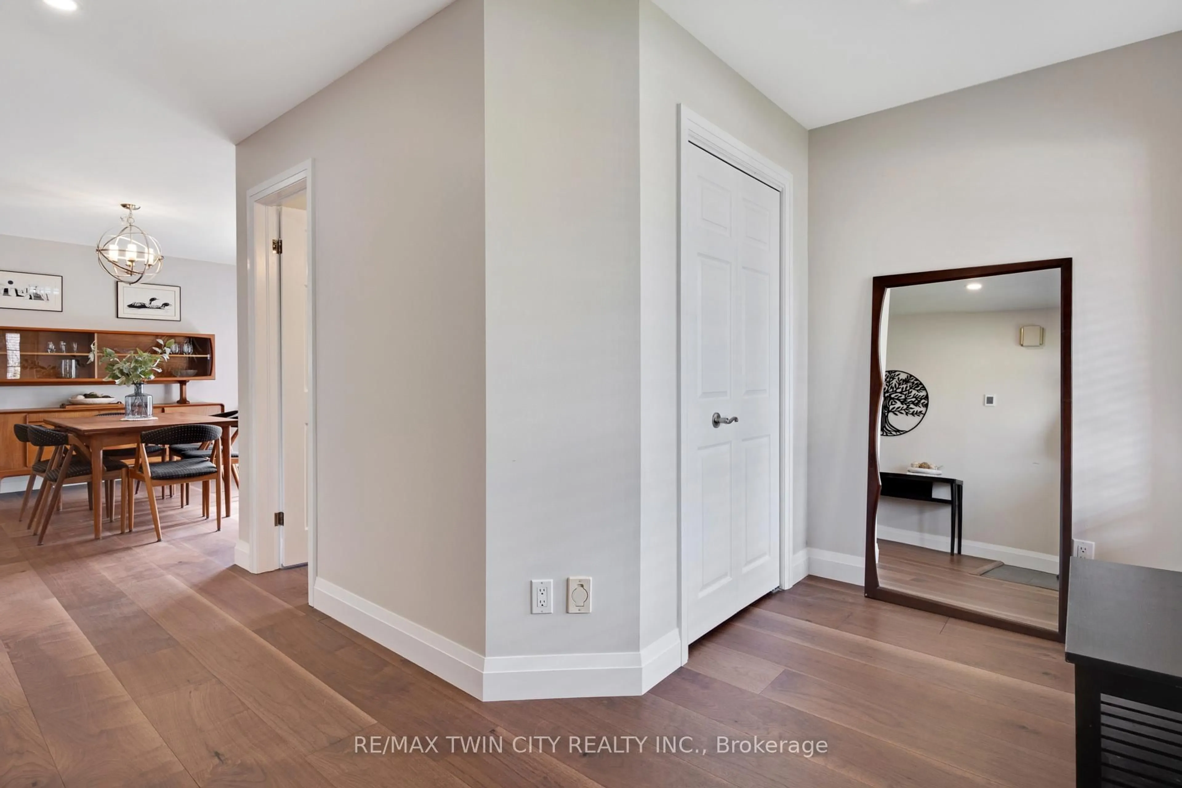 Indoor entryway for 514 Birchleaf Walk, Waterloo Ontario N2T 2W5