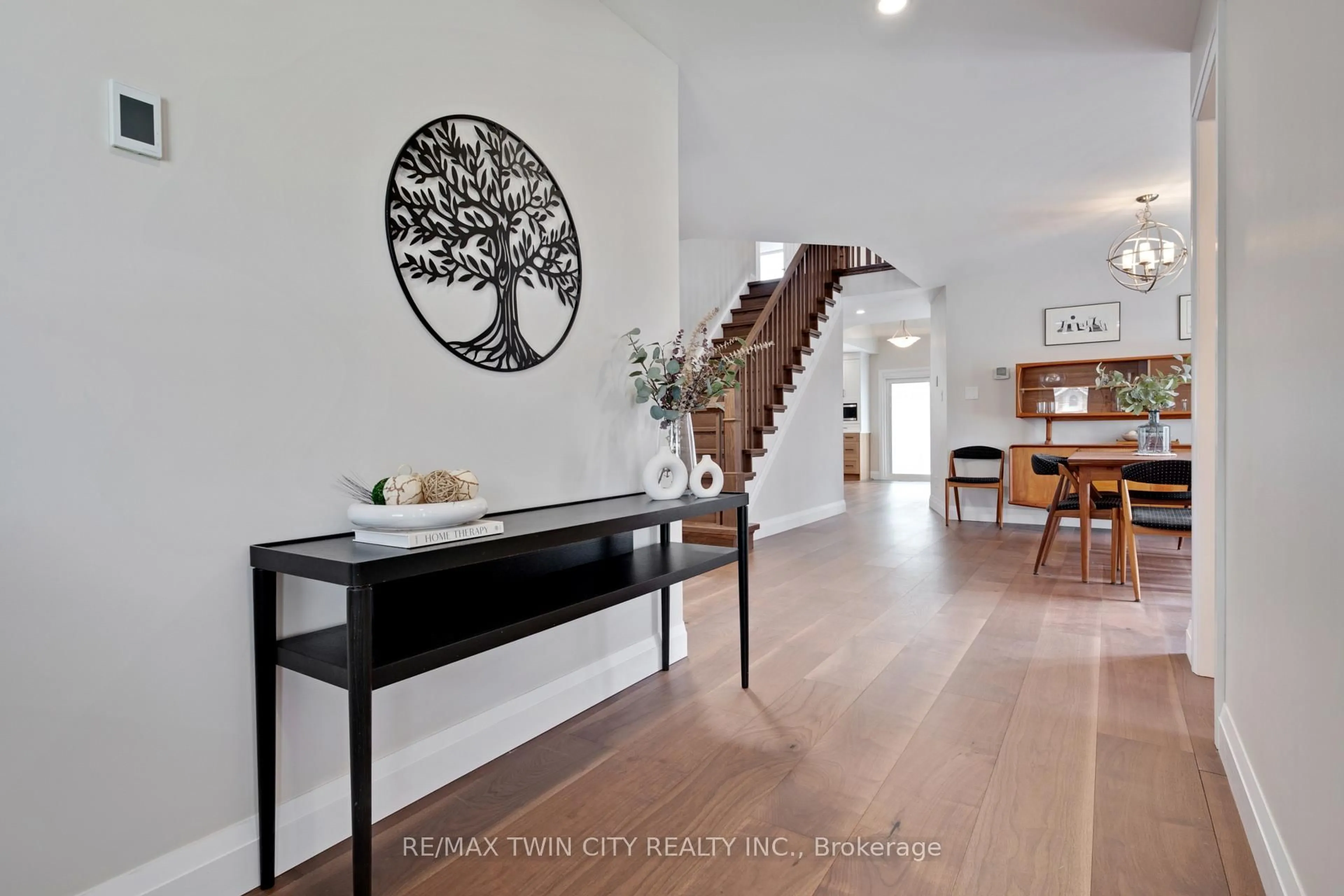 Indoor entryway for 514 Birchleaf Walk, Waterloo Ontario N2T 2W5