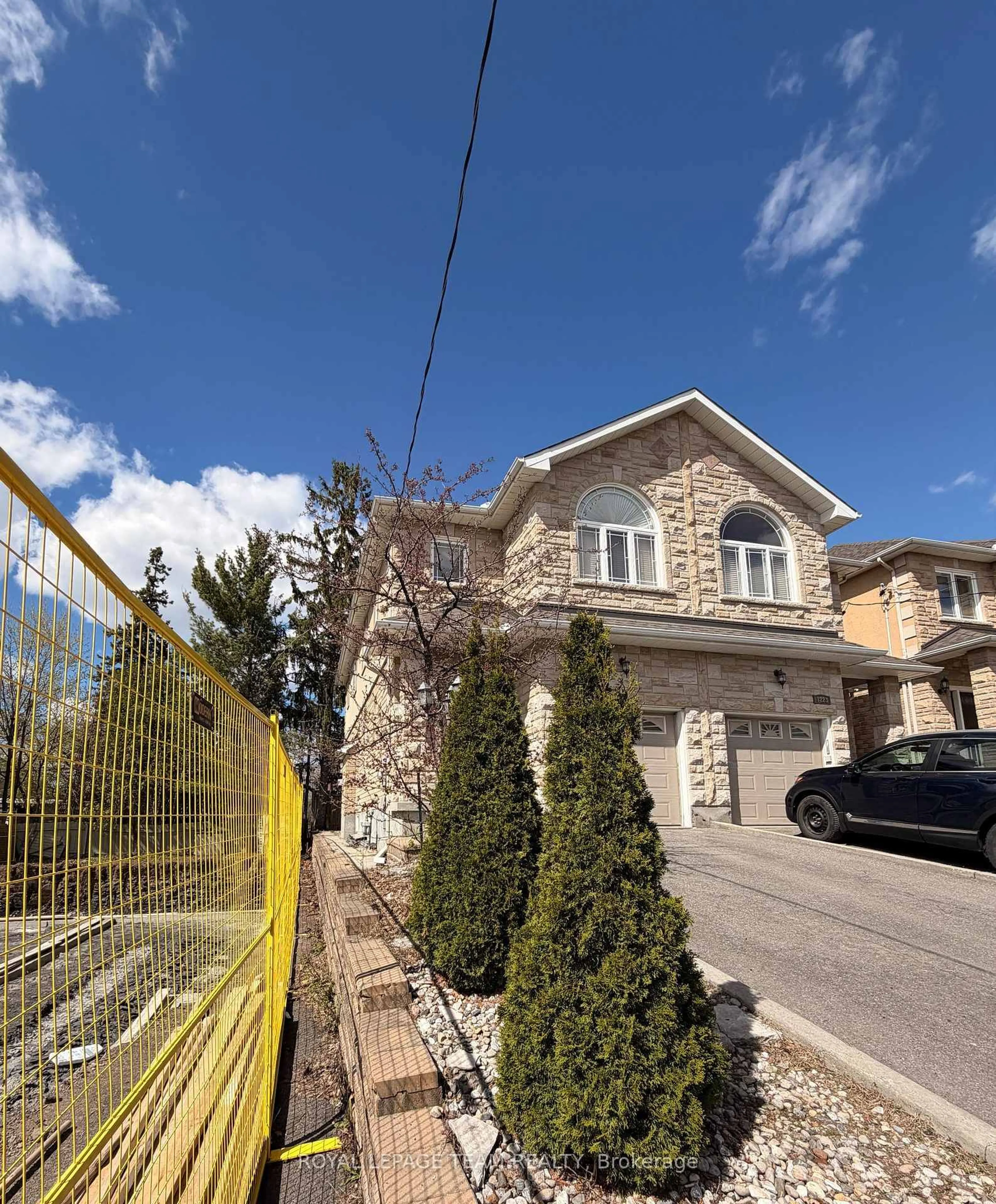 Unknown for 1221 Anoka St, Ottawa Ontario K1V 6C5