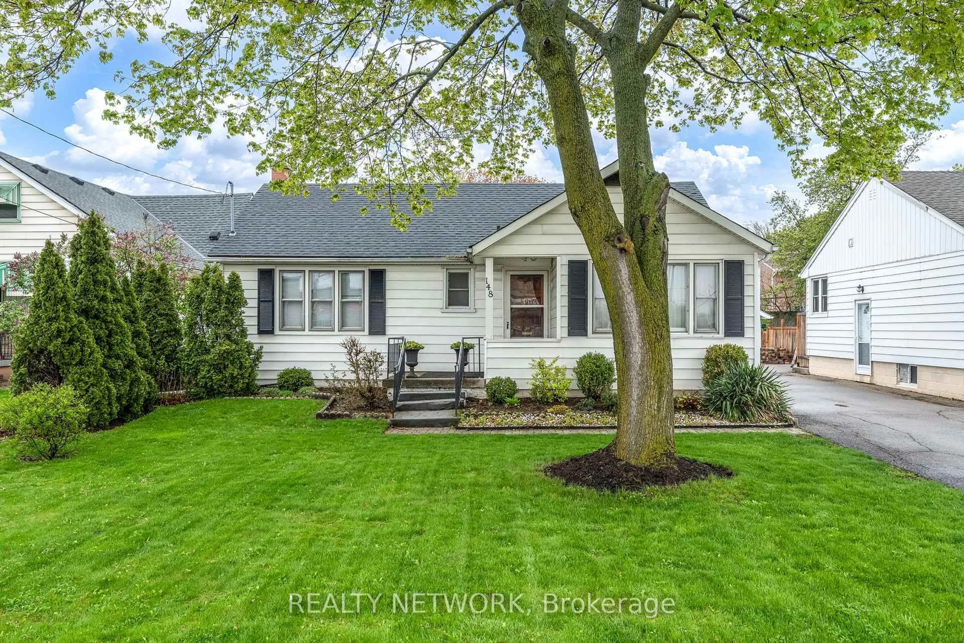 Home with vinyl exterior material, street for 148 Gray Rd, Hamilton Ontario L8G 3V2