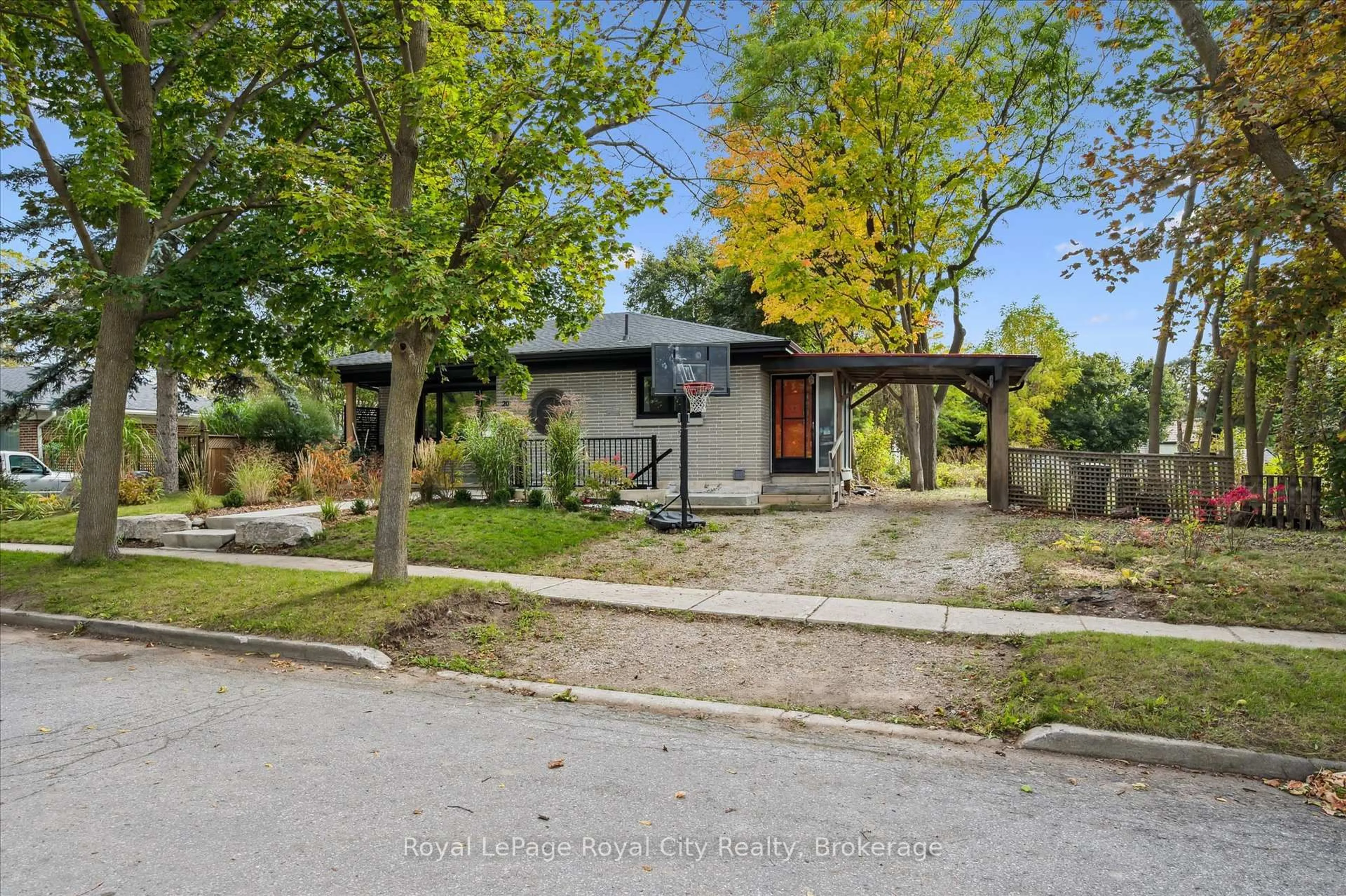 Home with brick exterior material, street for 20 Highview Pl, Guelph Ontario N1H 1M7