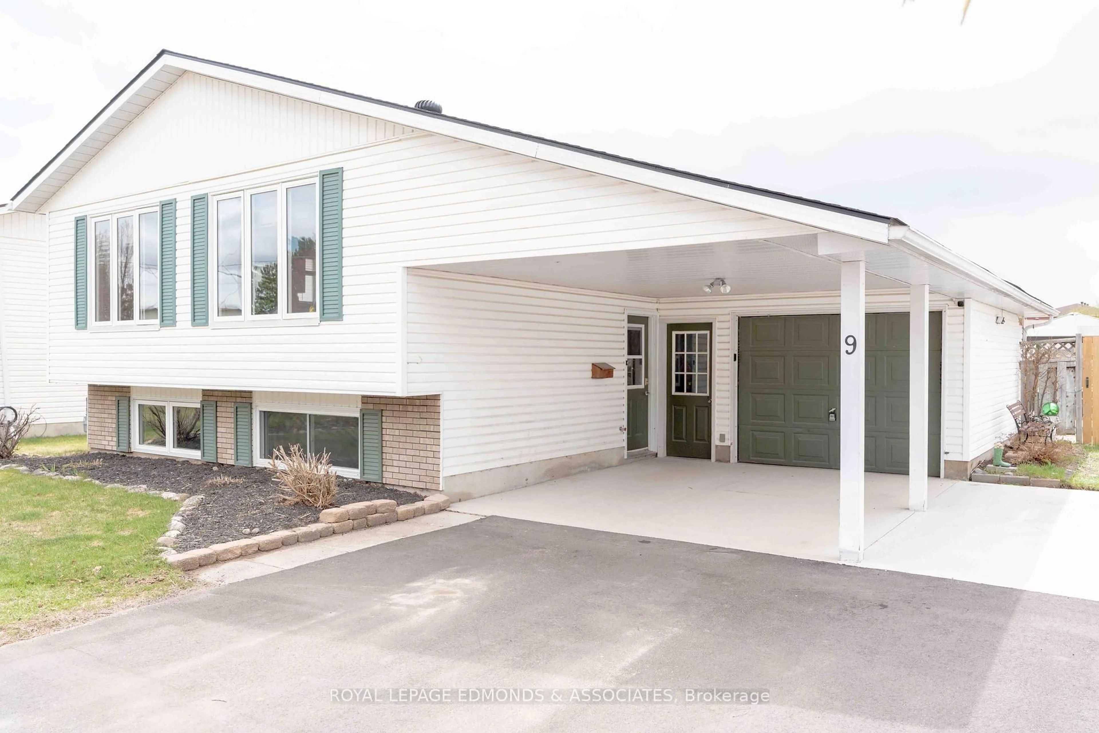 Unknown for 9 Dutch Dr, Petawawa Ontario K8H 3M2