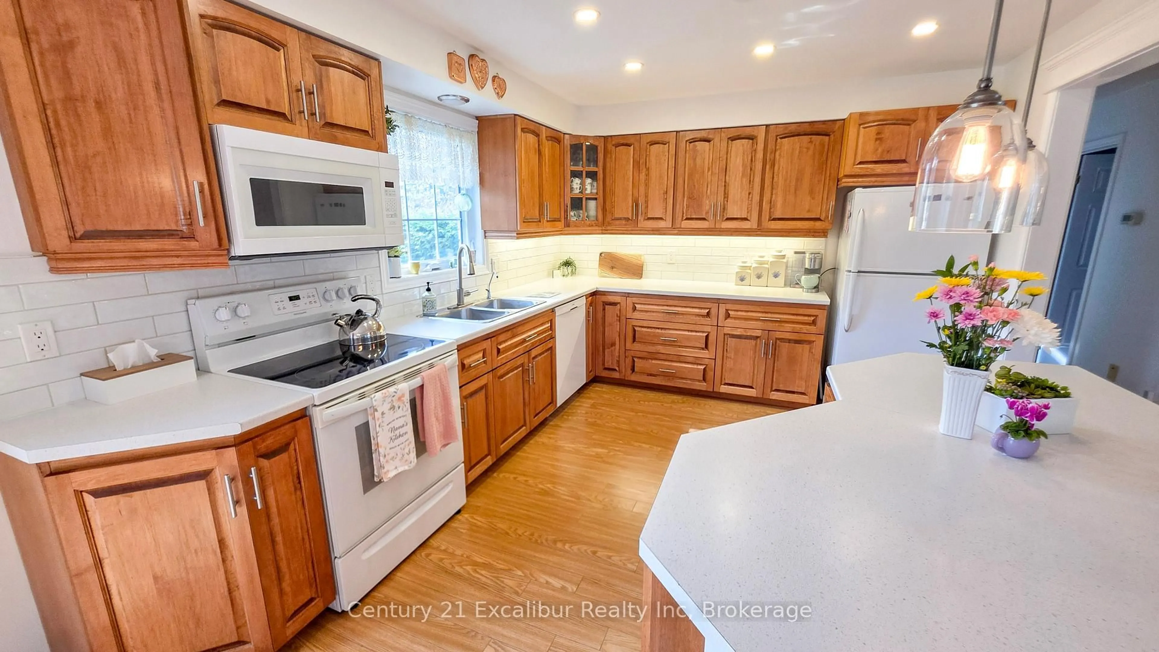 Standard kitchen, ceramic/tile floor for 508 Harvey St, Centre Wellington Ontario N1M 3K2