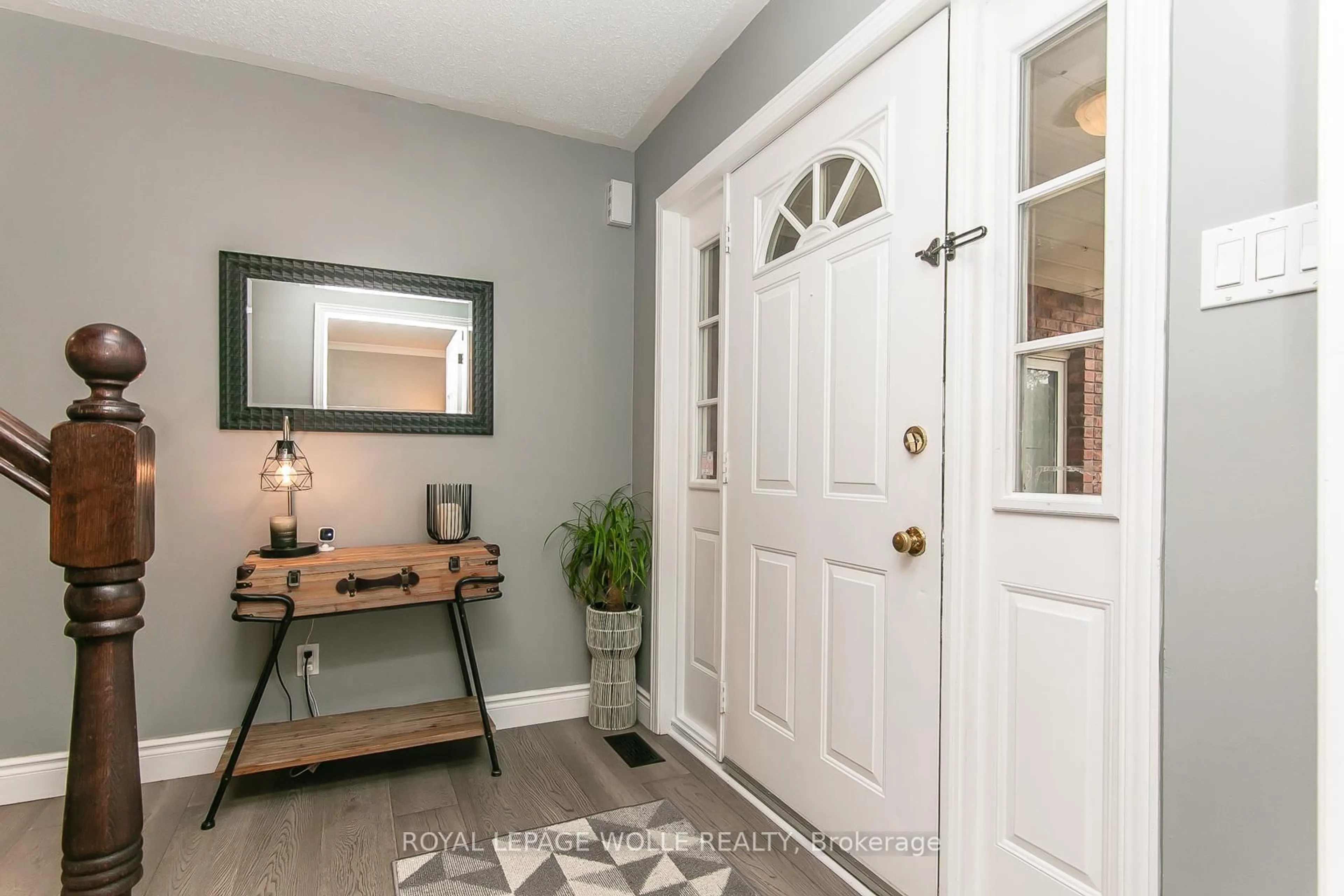 Indoor entryway for 1774 Old Mill Rd, Kitchener Ontario N2P 1Z5