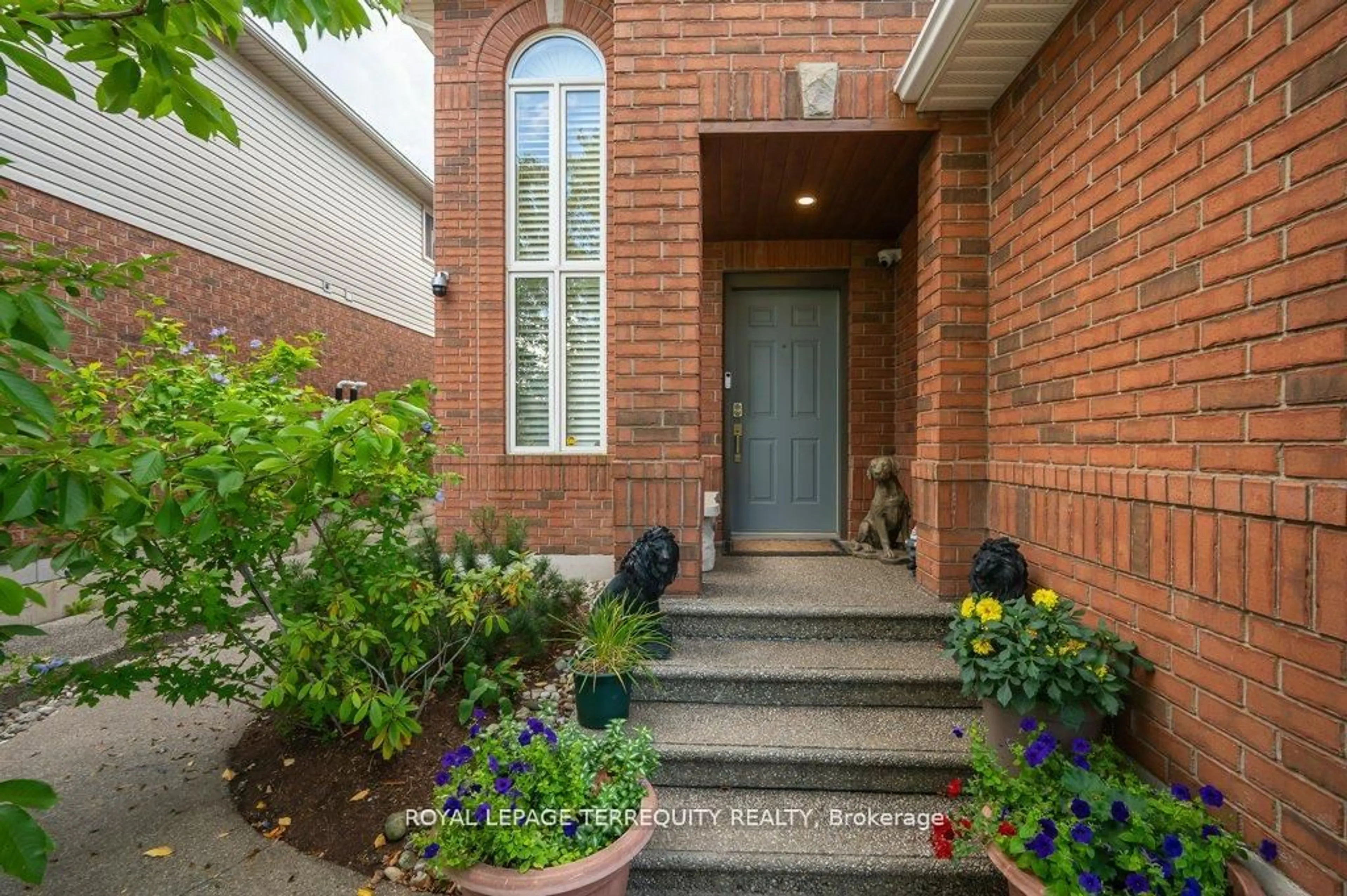 Indoor entryway for 15 Armour Cres, Hamilton Ontario L9K 1S1