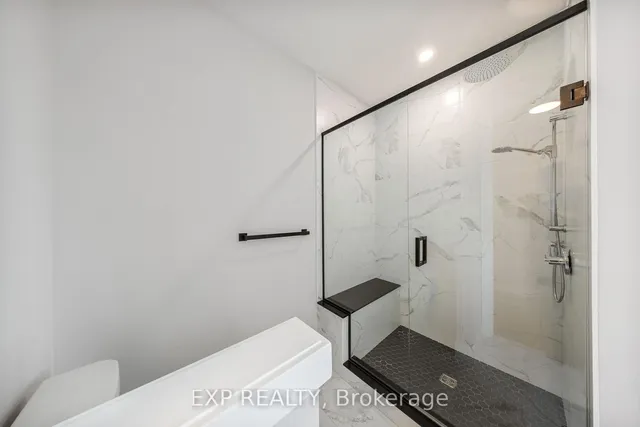 204 Merritt Crt, North Middlesex 5