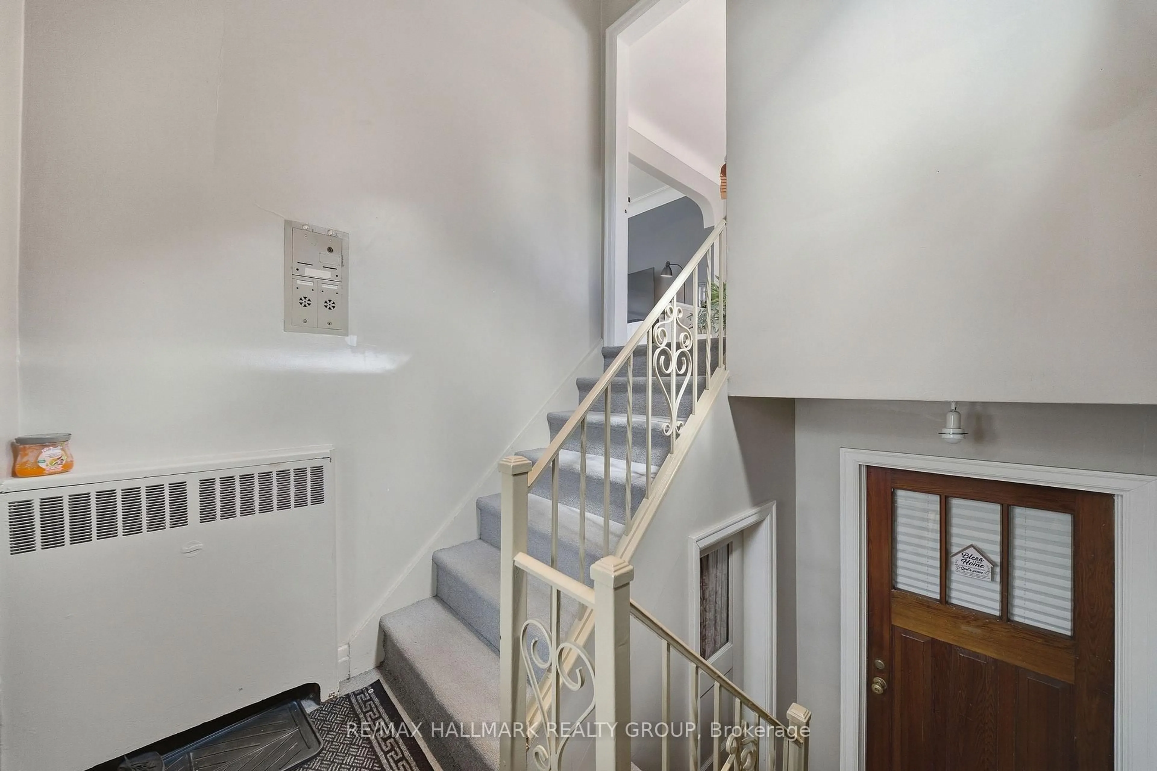 Indoor foyer for 74 Genest St, Ottawa Ontario K1L 7Z2