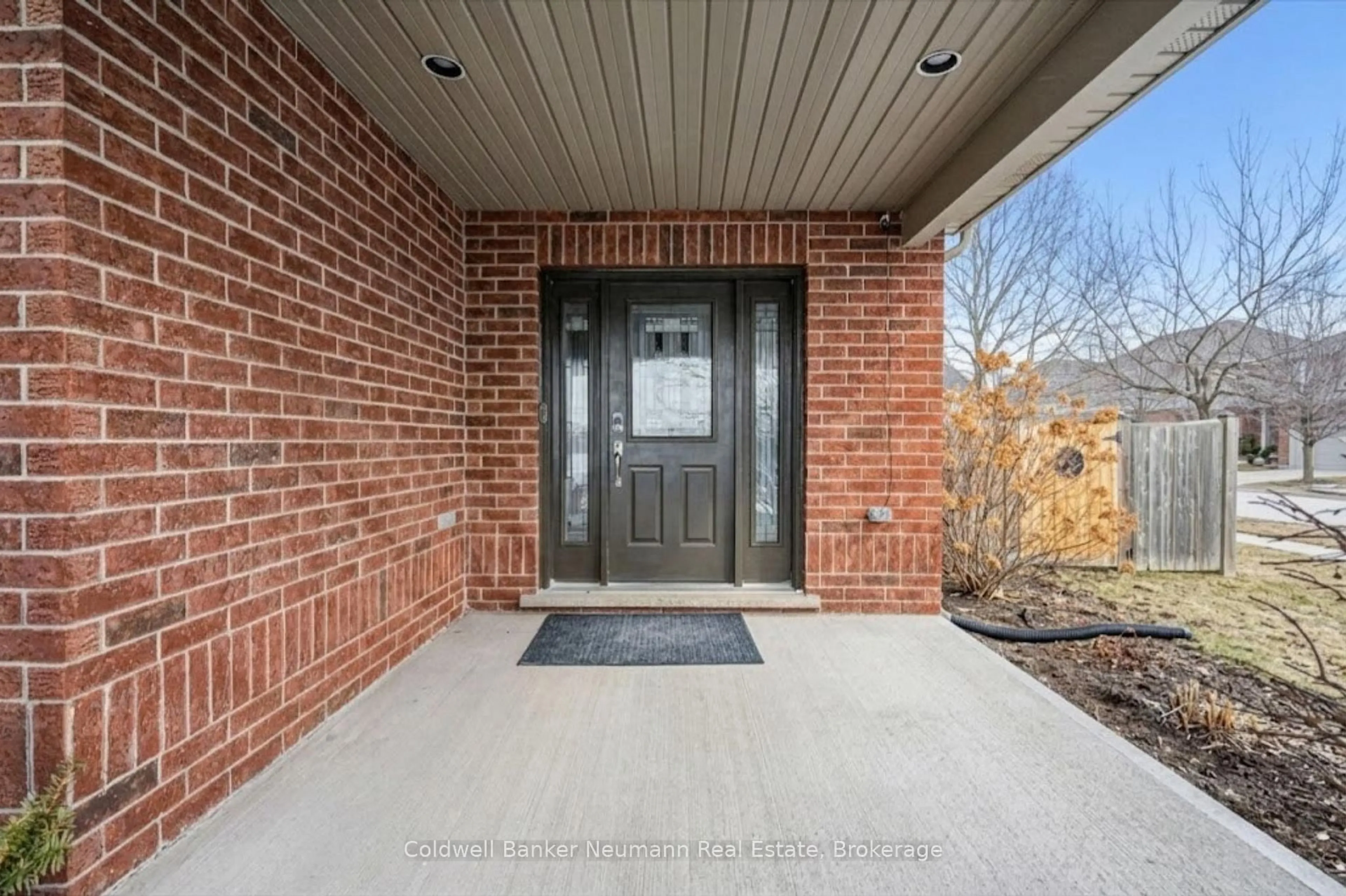 Indoor entryway for 176 Colonial Dr, Guelph Ontario N1L 1T7
