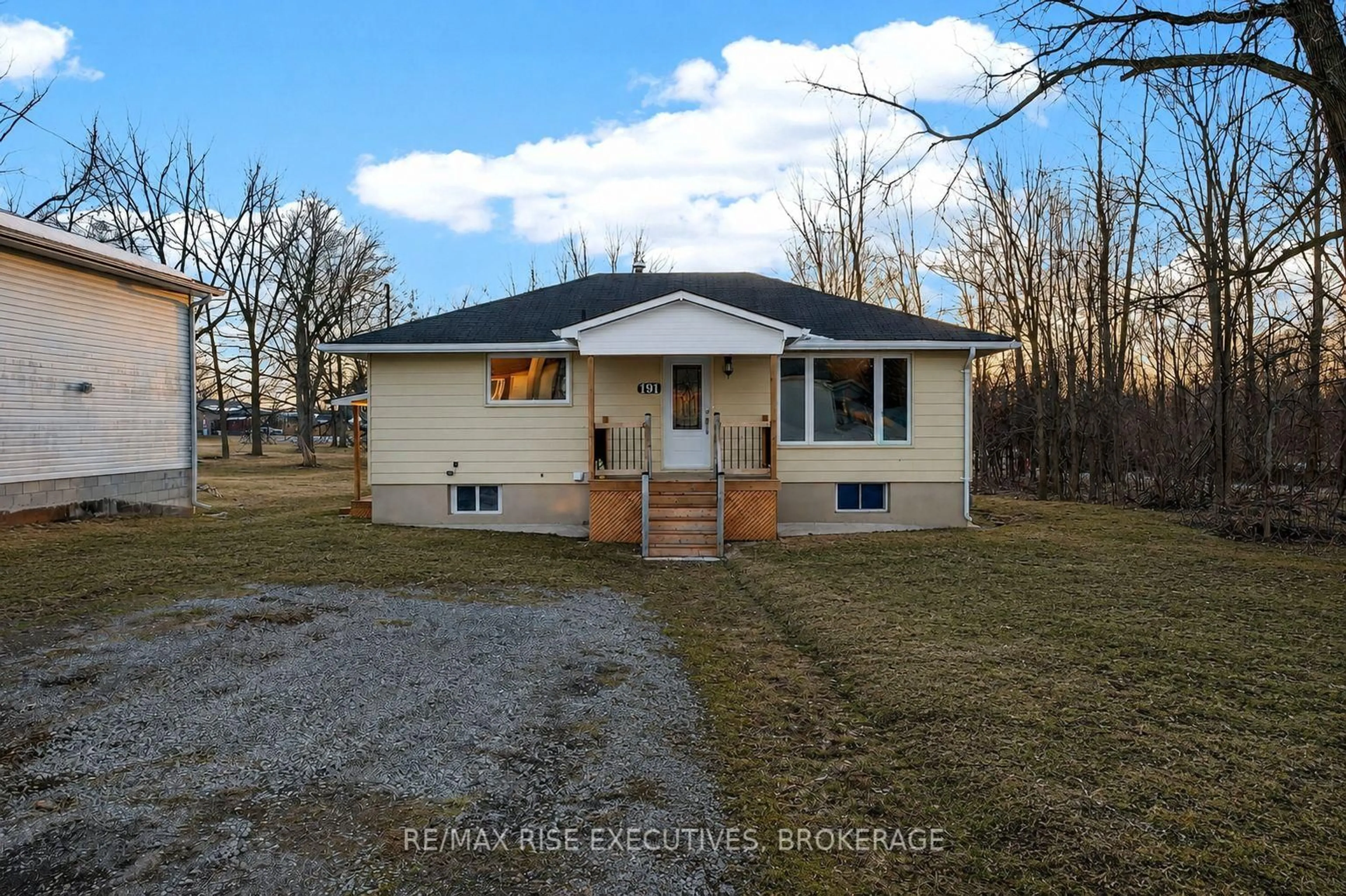 A pic from outside/outdoor area/front of a property/back of a property/a pic from drone, unknown for 191 Brant St, Deseronto Ontario K0K 1X0