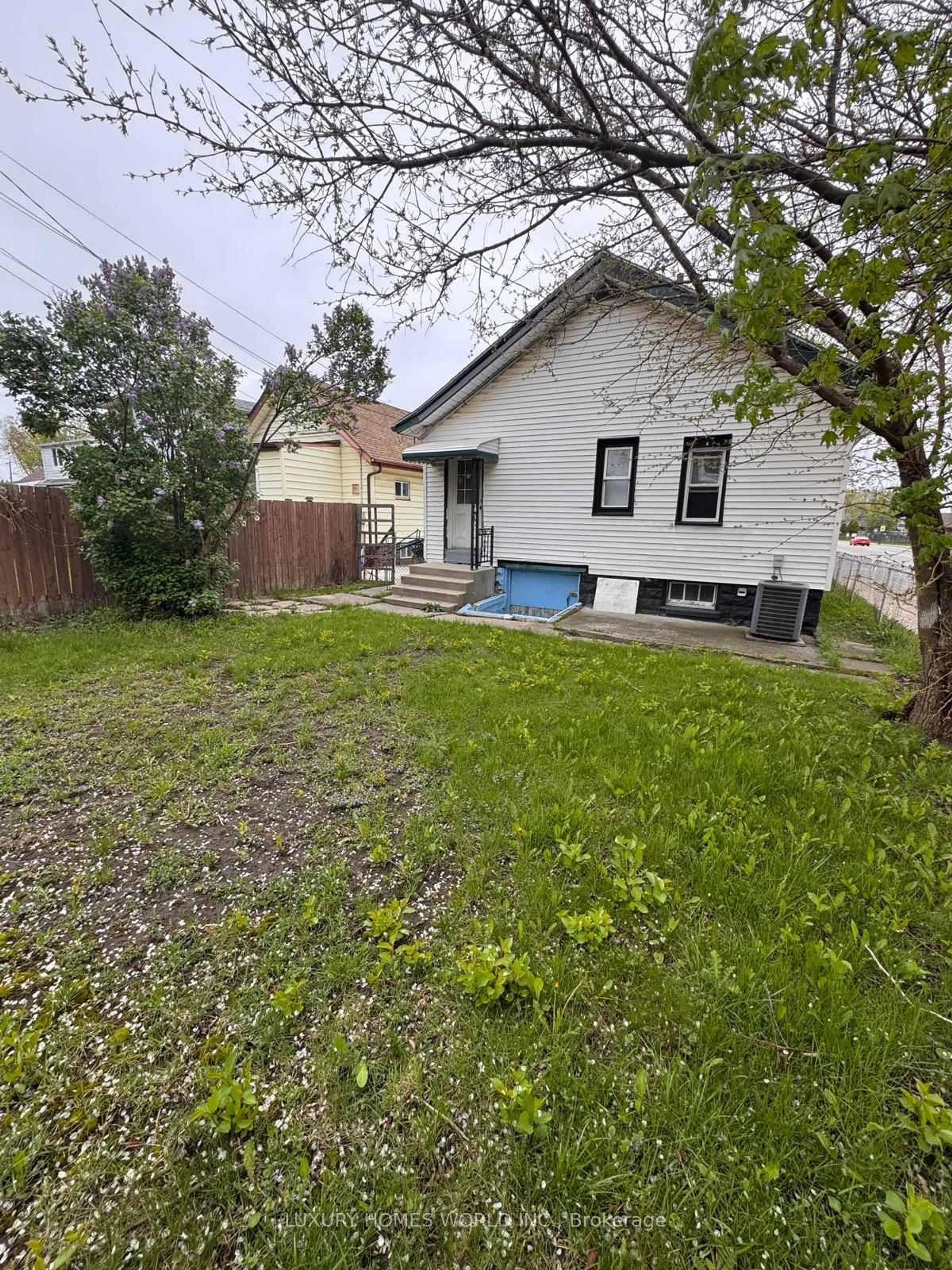A pic from outside/outdoor area/front of a property/back of a property/a pic from drone, street for 1343 Lillian Ave, Windsor Ontario N8X 4A4