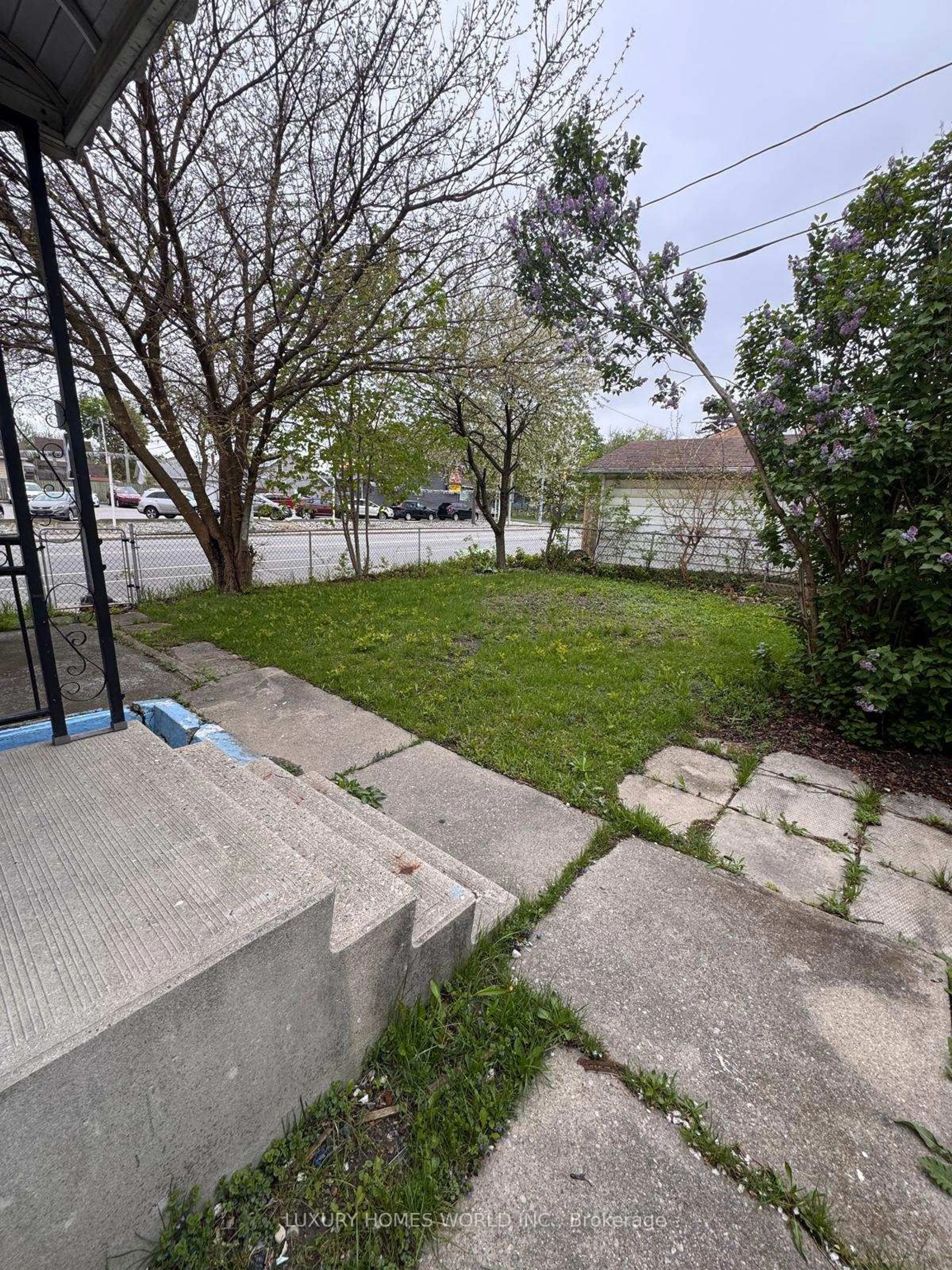 A pic from outside/outdoor area/front of a property/back of a property/a pic from drone, street for 1343 Lillian Ave, Windsor Ontario N8X 4A4
