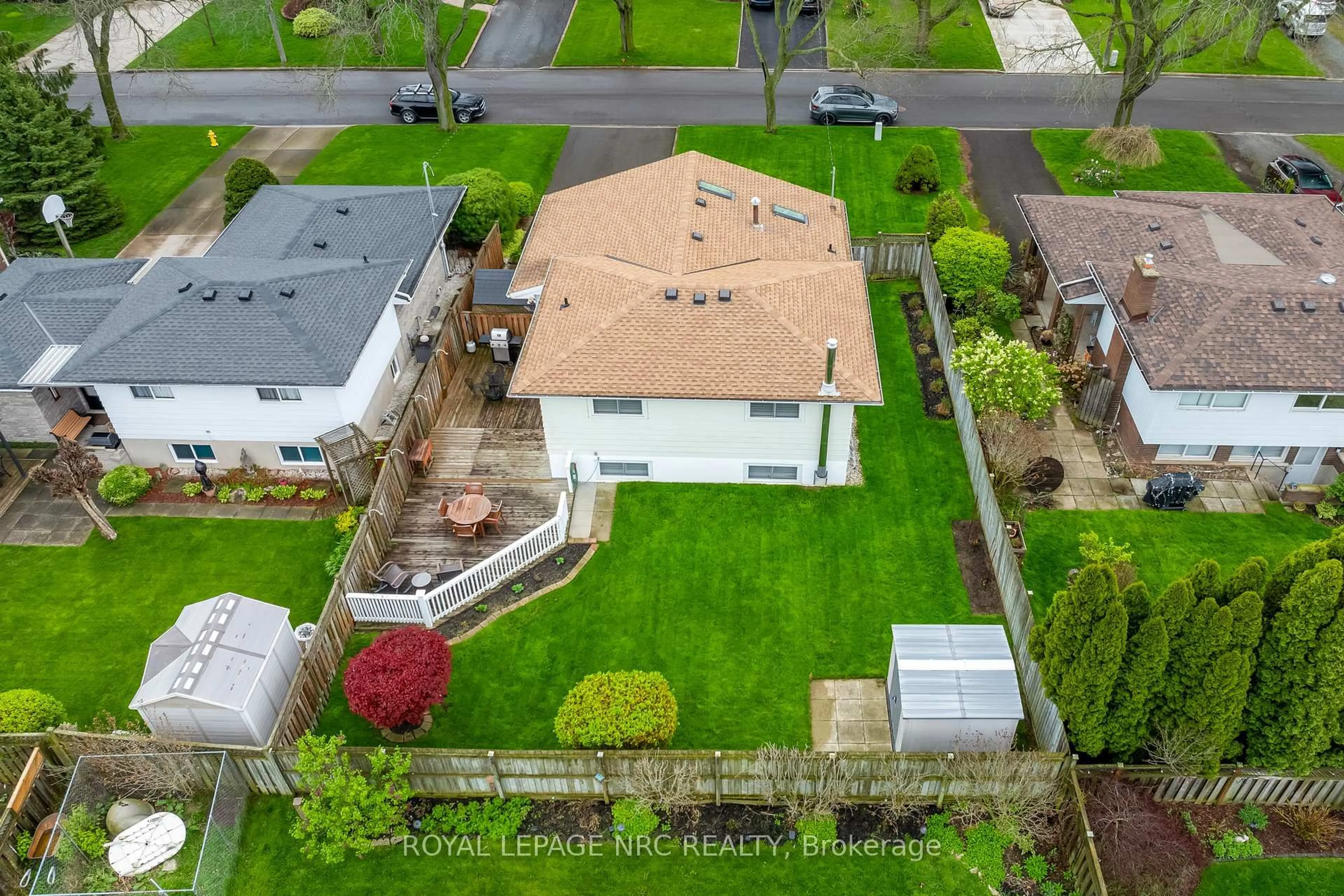 A pic from outside/outdoor area/front of a property/back of a property/a pic from drone, street for 17 Baraniuk St, St. Catharines Ontario L2N 1N4