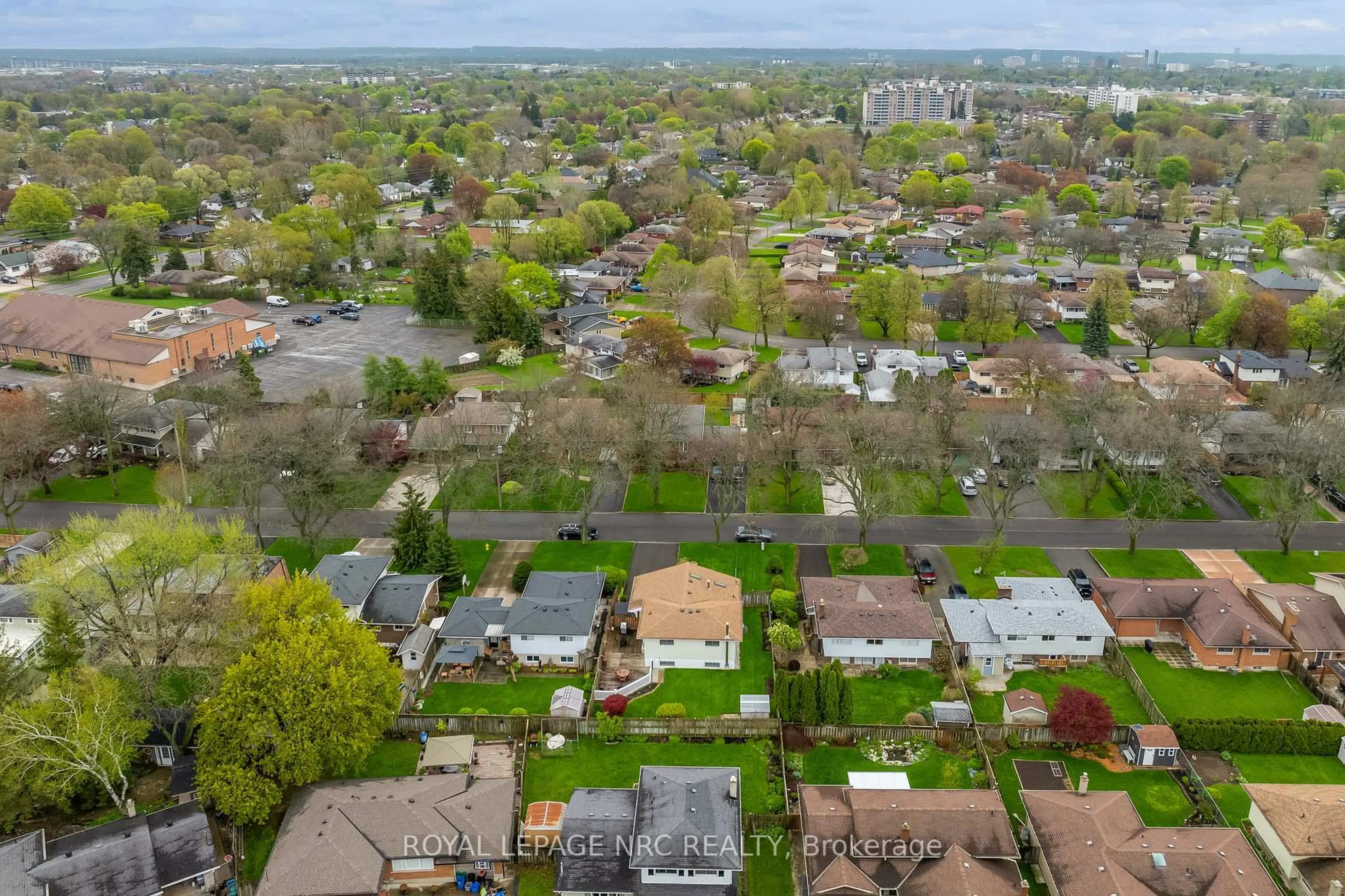 A pic from outside/outdoor area/front of a property/back of a property/a pic from drone, street for 17 Baraniuk St, St. Catharines Ontario L2N 1N4