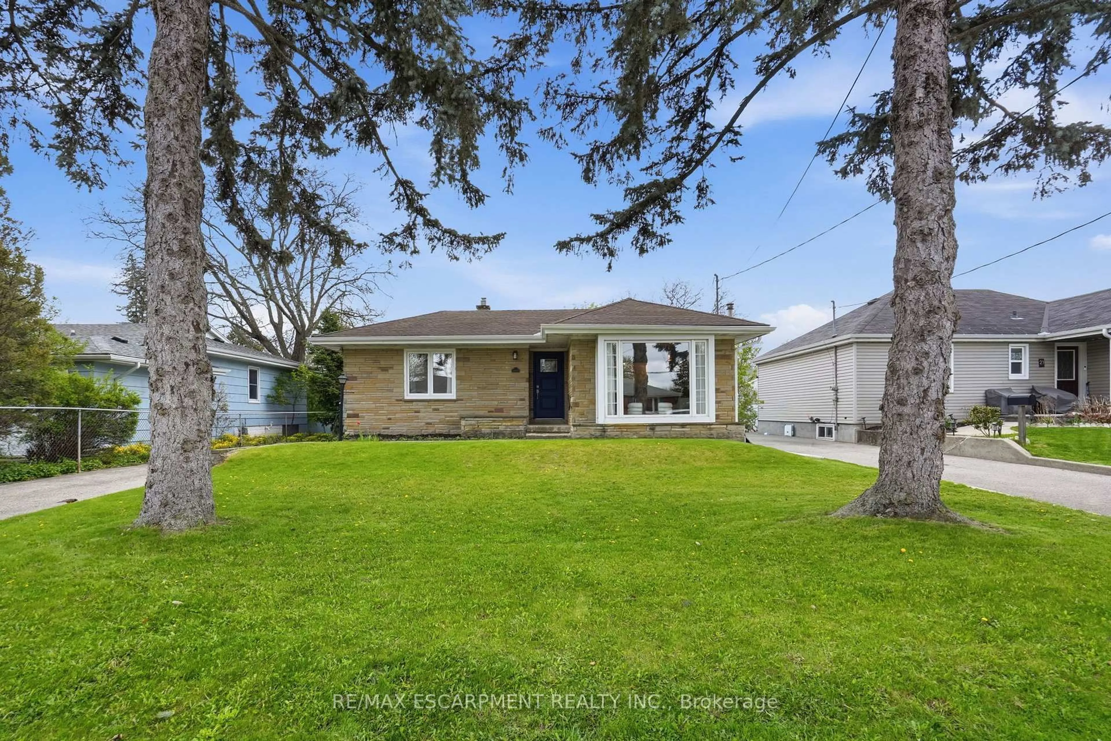 A pic from outside/outdoor area/front of a property/back of a property/a pic from drone, street for 23 MCMASTER Ave, Hamilton Ontario L9H 4M6