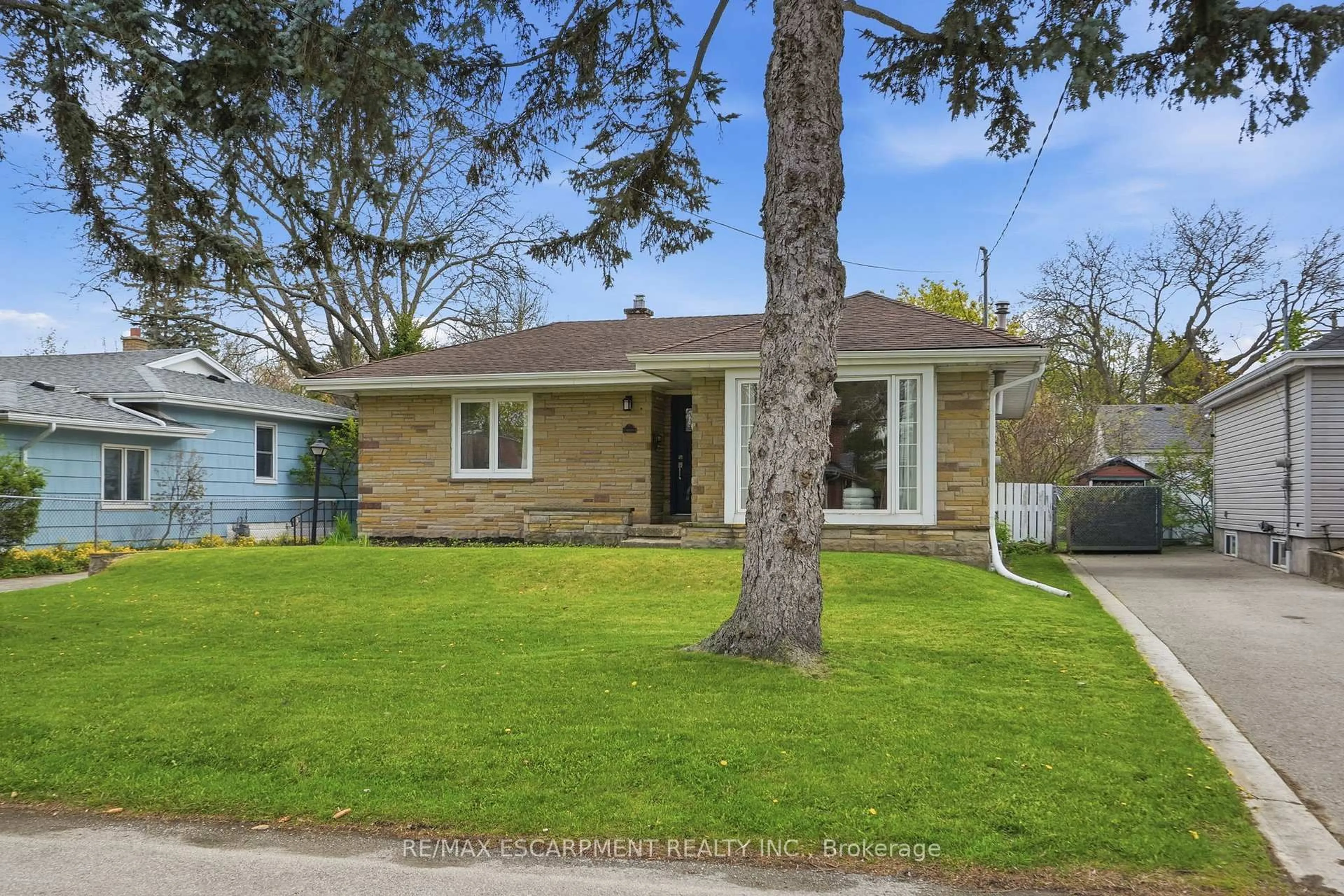 Home with brick exterior material, street for 23 MCMASTER Ave, Hamilton Ontario L9H 4M6