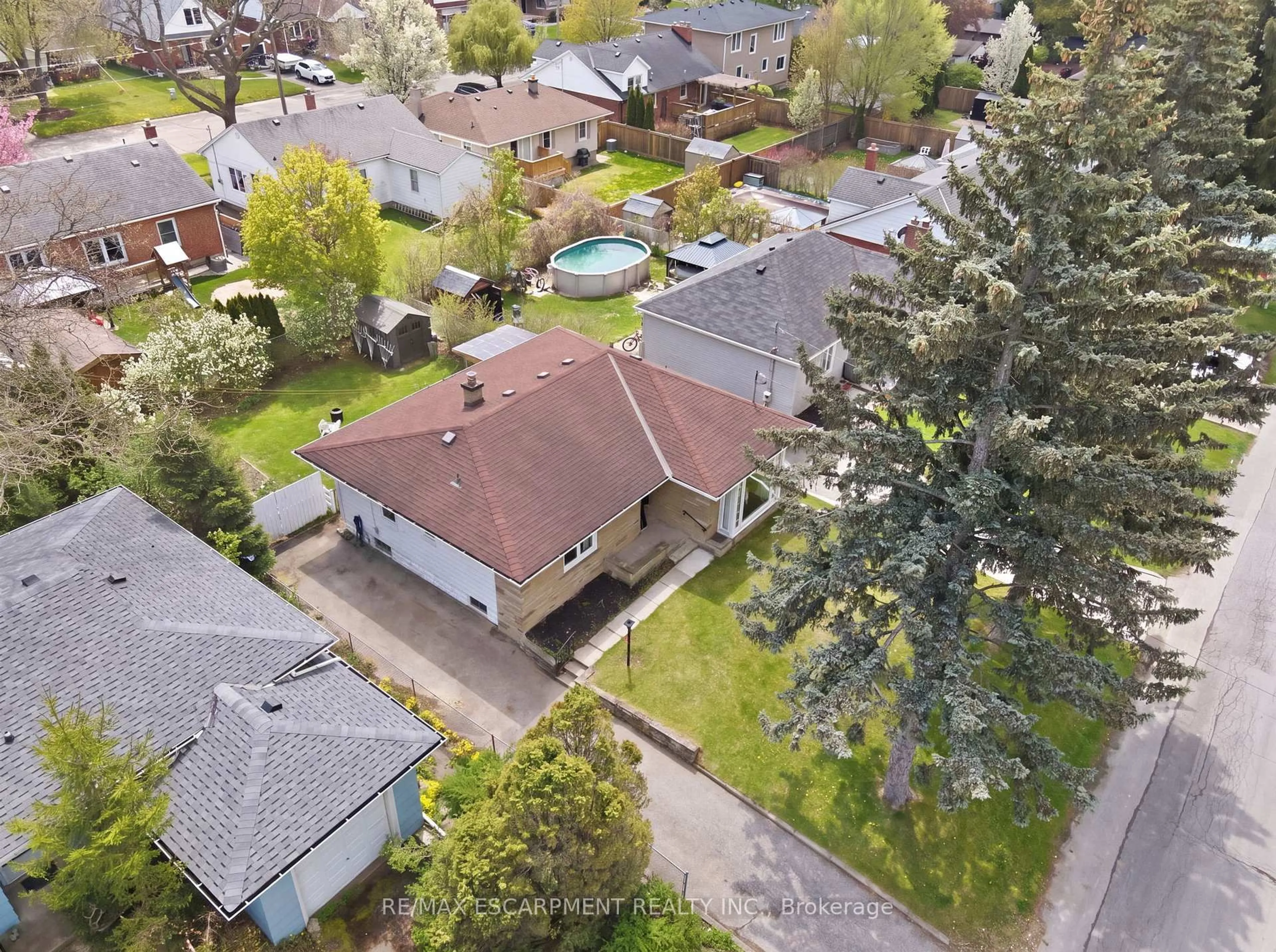A pic from outside/outdoor area/front of a property/back of a property/a pic from drone, street for 23 MCMASTER Ave, Hamilton Ontario L9H 4M6
