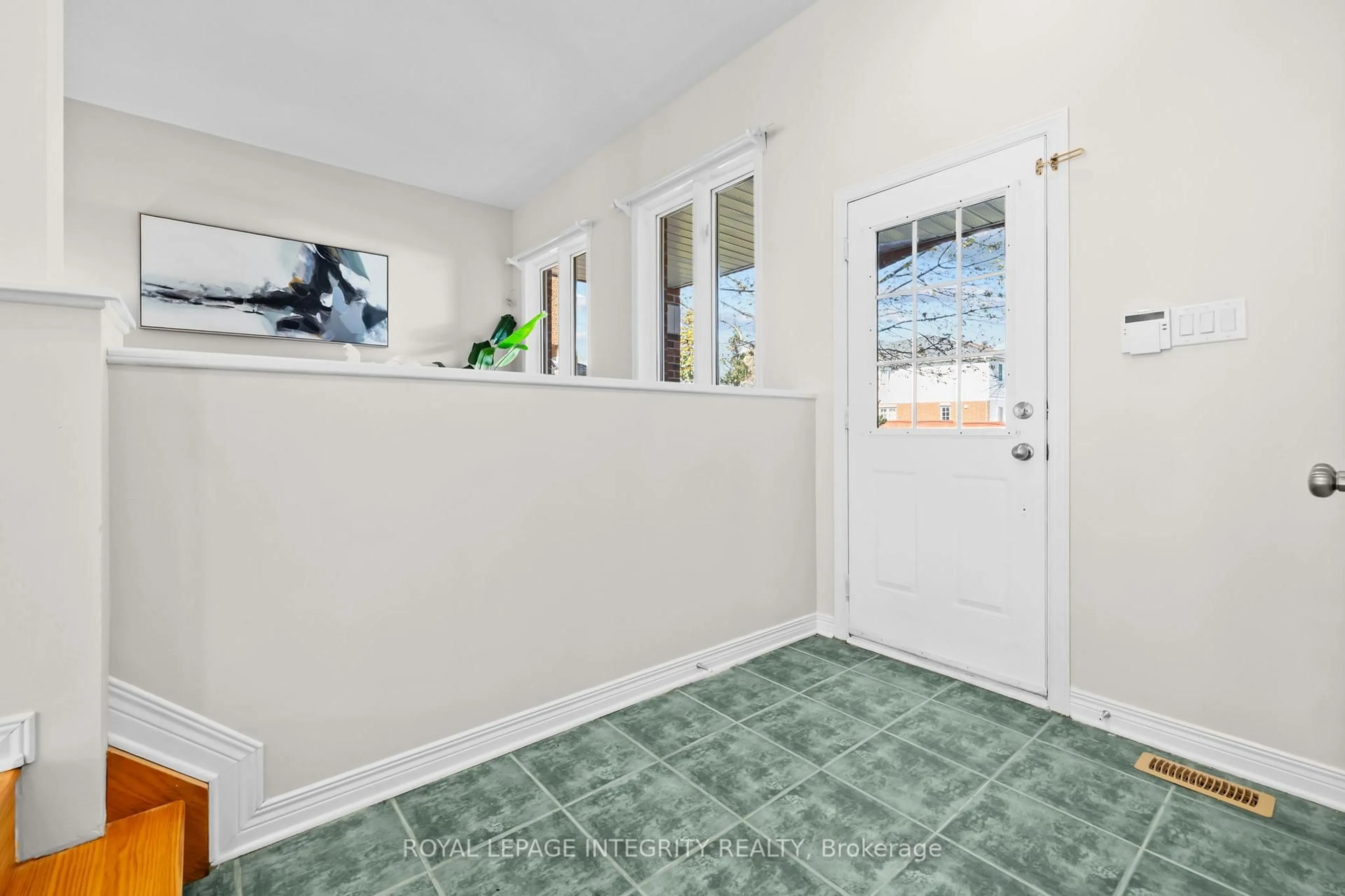 Indoor entryway for 4 Tamarack Pl, Ottawa Ontario K2J 4R3