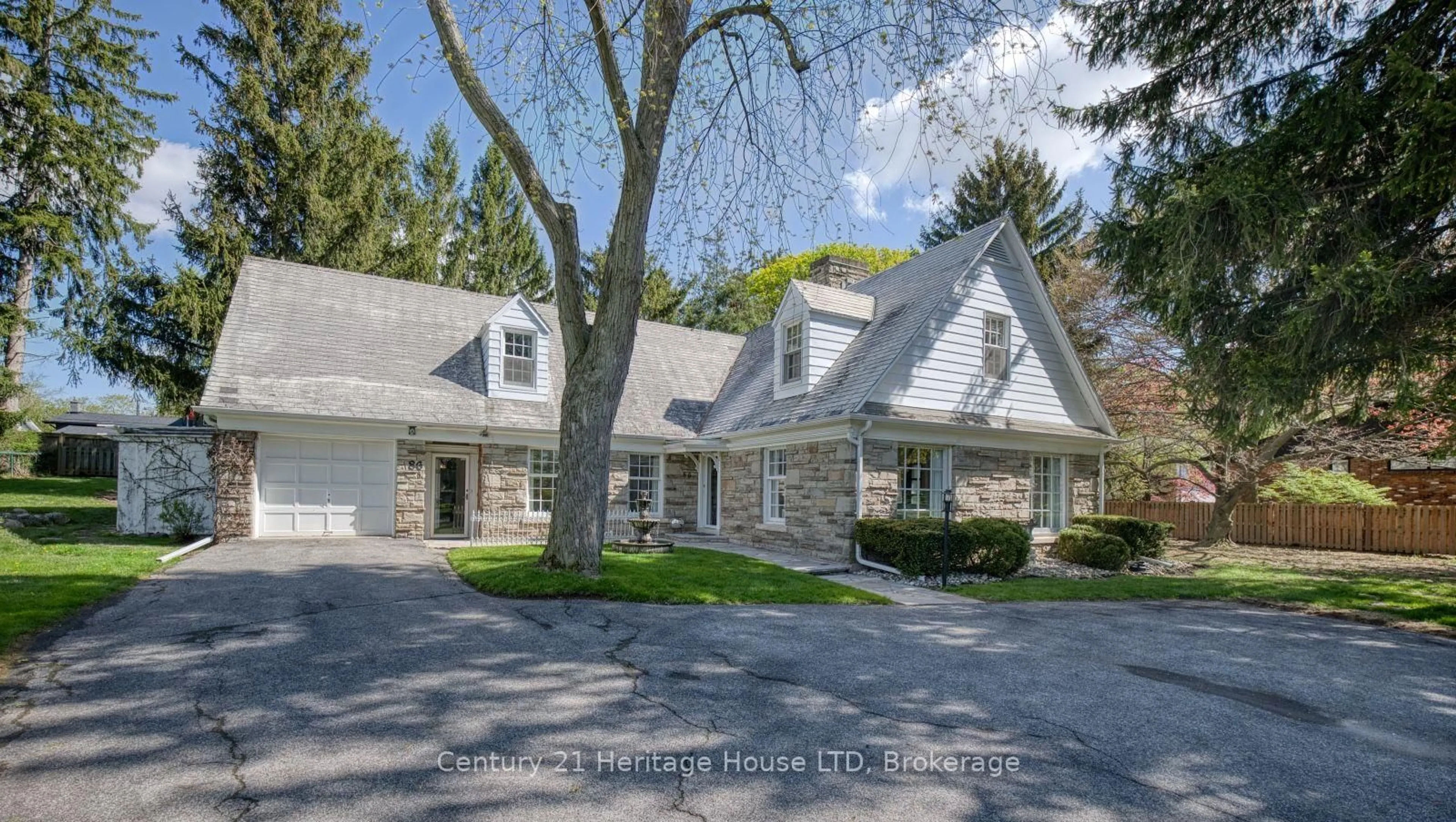 Home with brick exterior material, street for 86 Parkway, Welland Ontario L3C 4C3