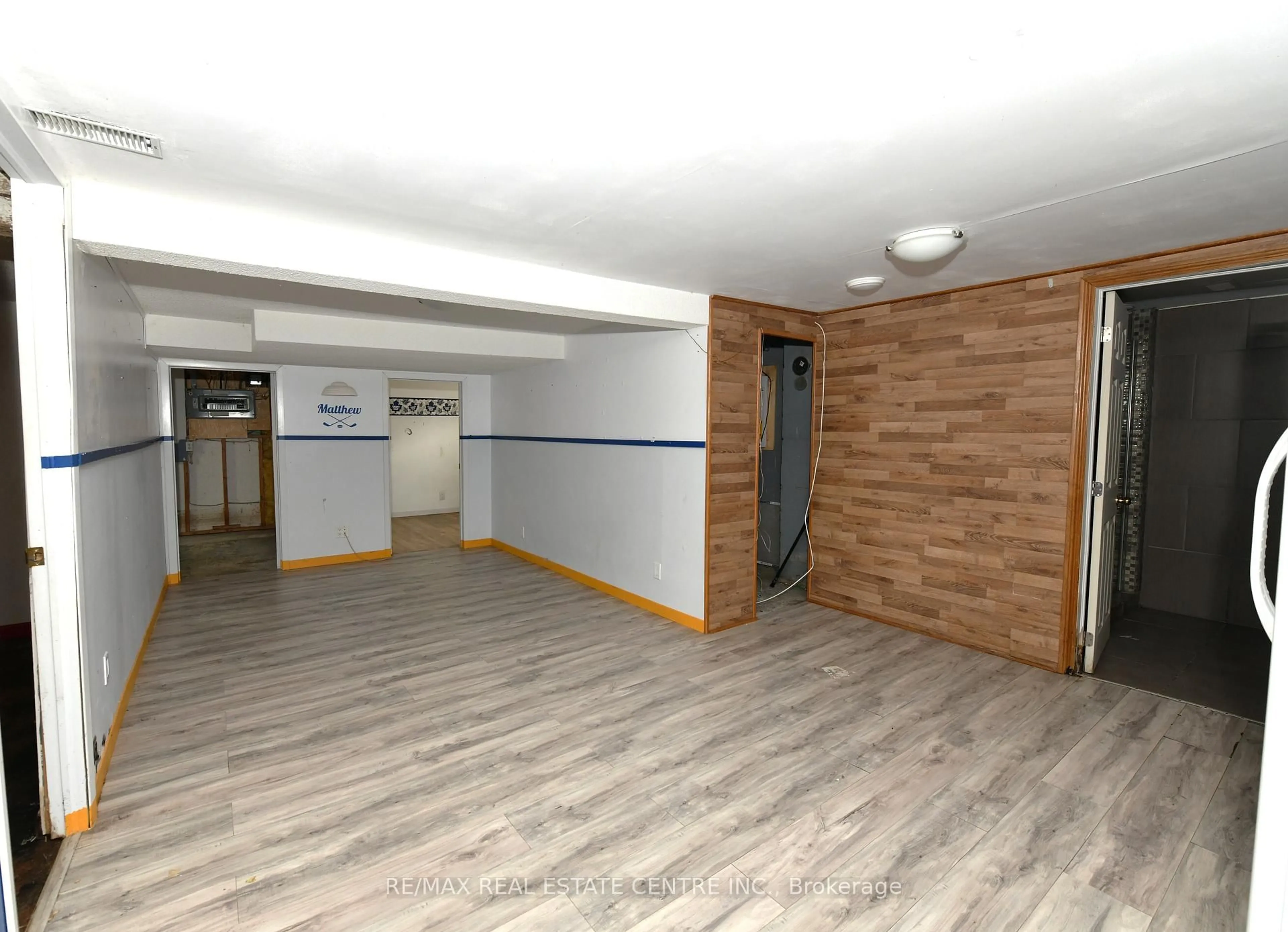 Indoor foyer for 274 WELLINGTON St, St. Thomas Ontario N5R 2S8