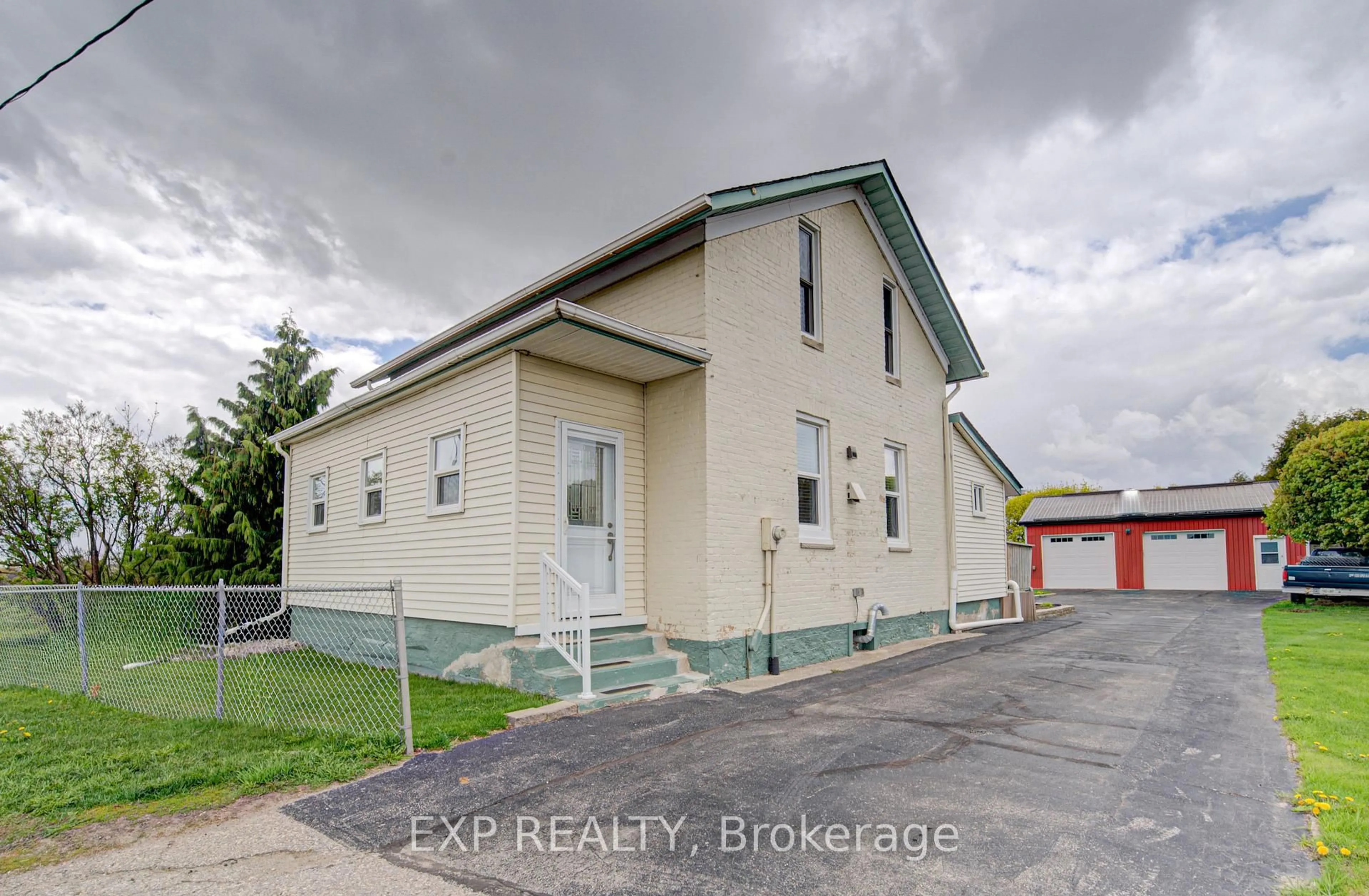 A pic from outside/outdoor area/front of a property/back of a property/a pic from drone, building for 5014 Fountain St, Woolwich Ontario N0B 1M0