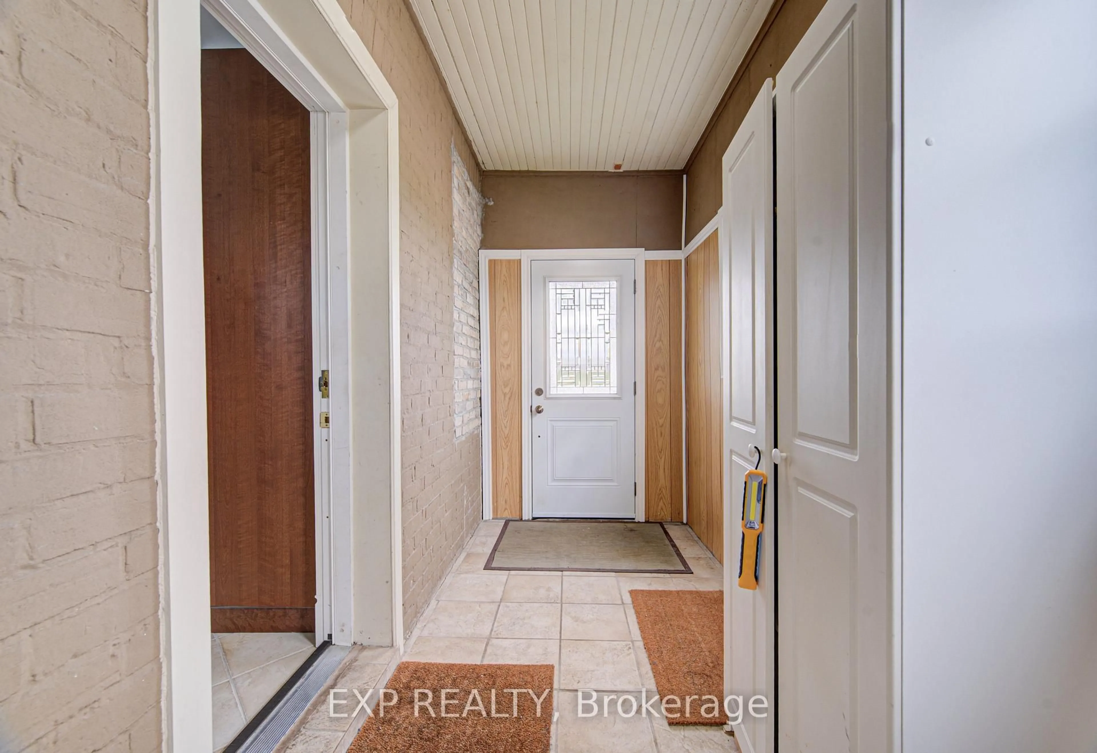 Indoor entryway for 5014 Fountain St, Woolwich Ontario N0B 1M0