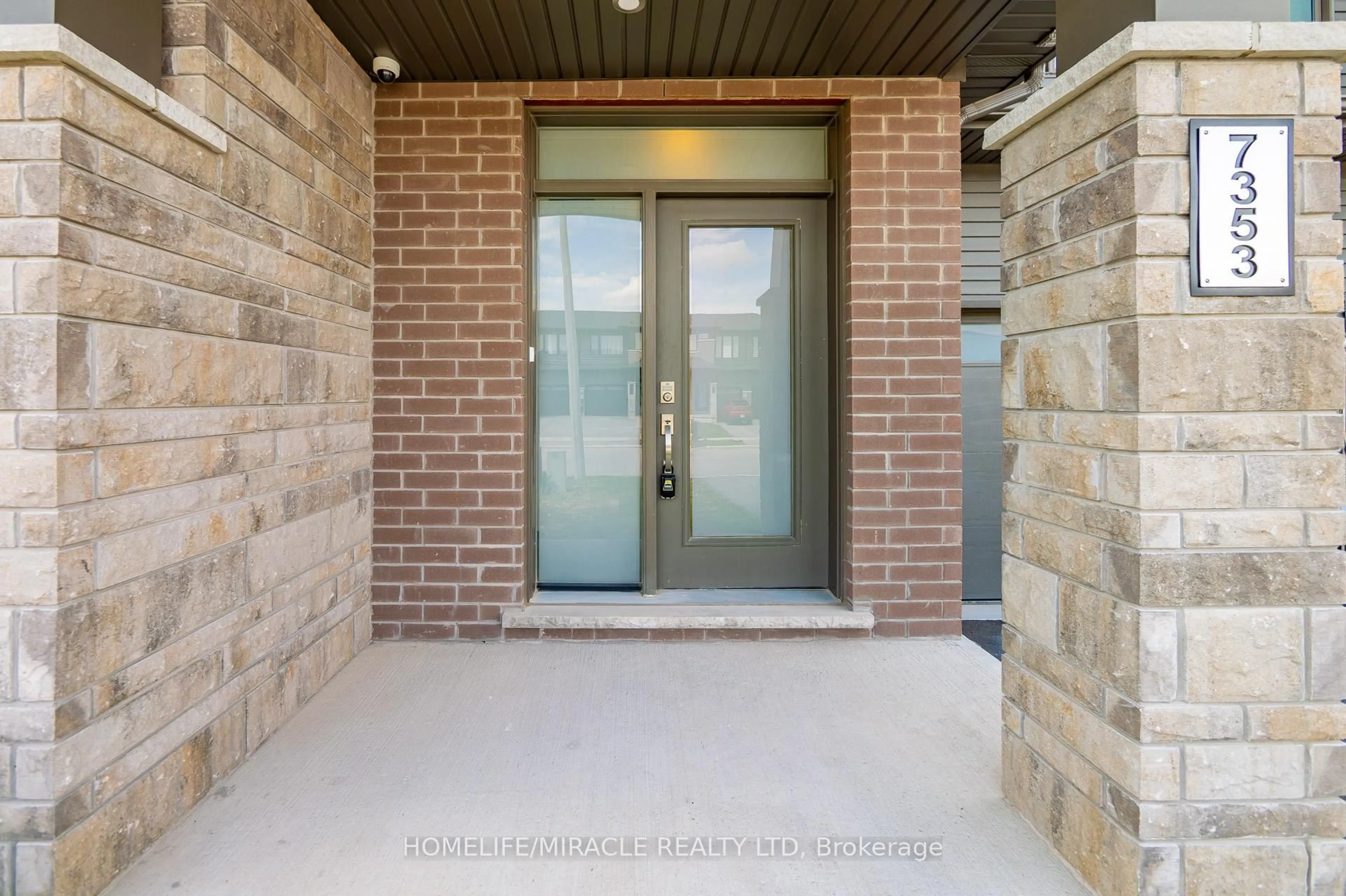 Indoor entryway for 7353 Marvel Dr, Niagara Falls Ontario L2H 3V5