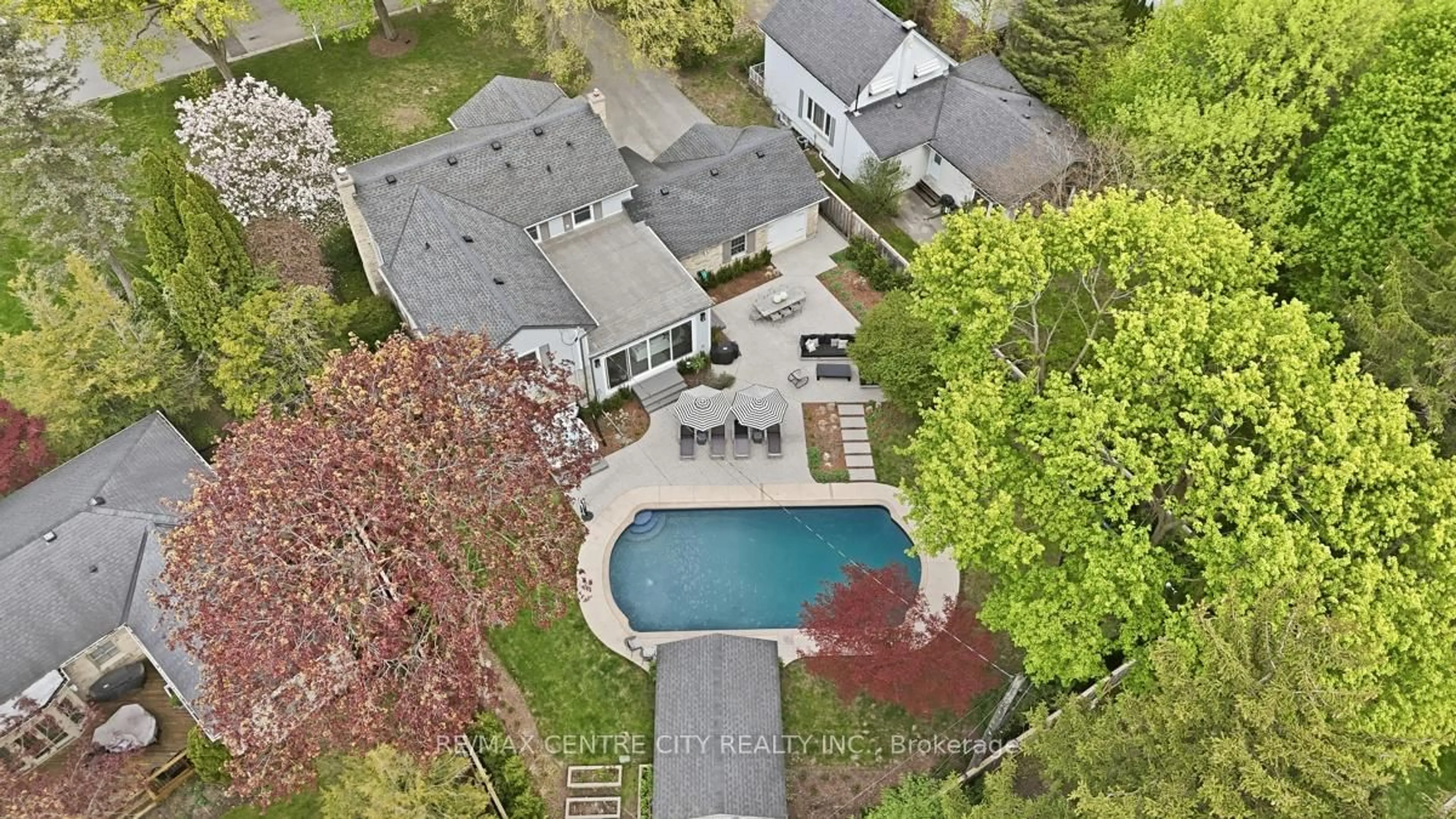 A pic from outside/outdoor area/front of a property/back of a property/a pic from drone, unknown for 85 Regent St, London East Ontario N6A 2G3