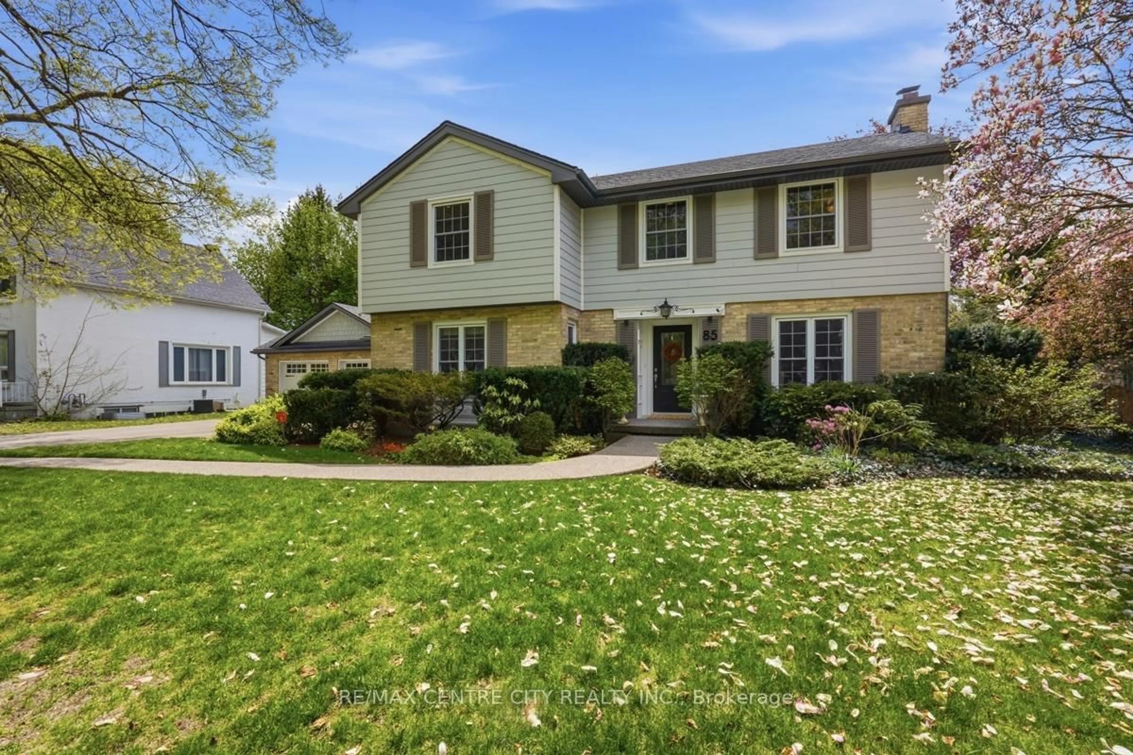 Home with vinyl exterior material, street for 85 Regent St, London East Ontario N6A 2G3