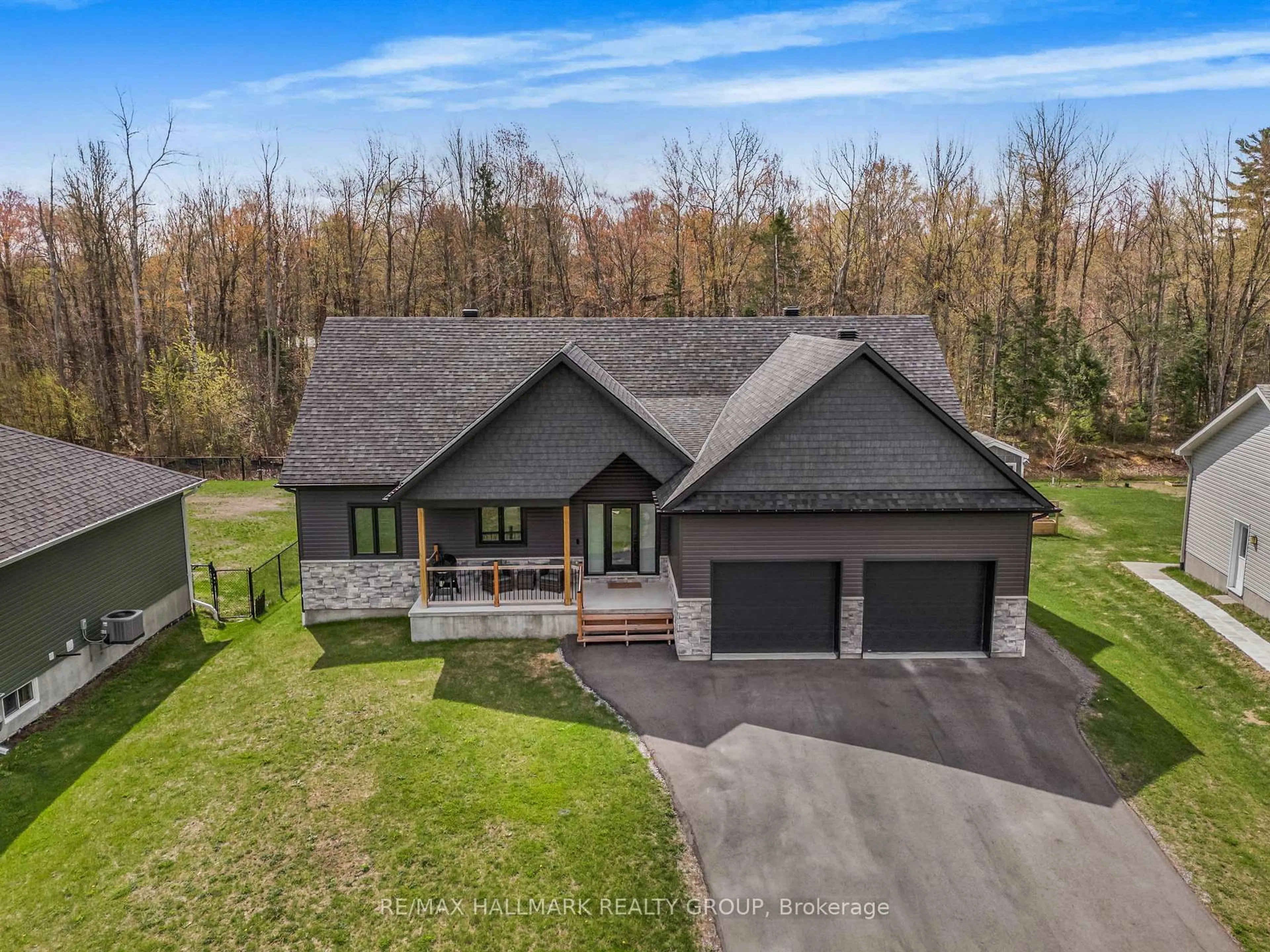 A pic from outside/outdoor area/front of a property/back of a property/a pic from drone, unknown for 254 ROXANNE St, Clarence-Rockland Ontario K0A 1N0