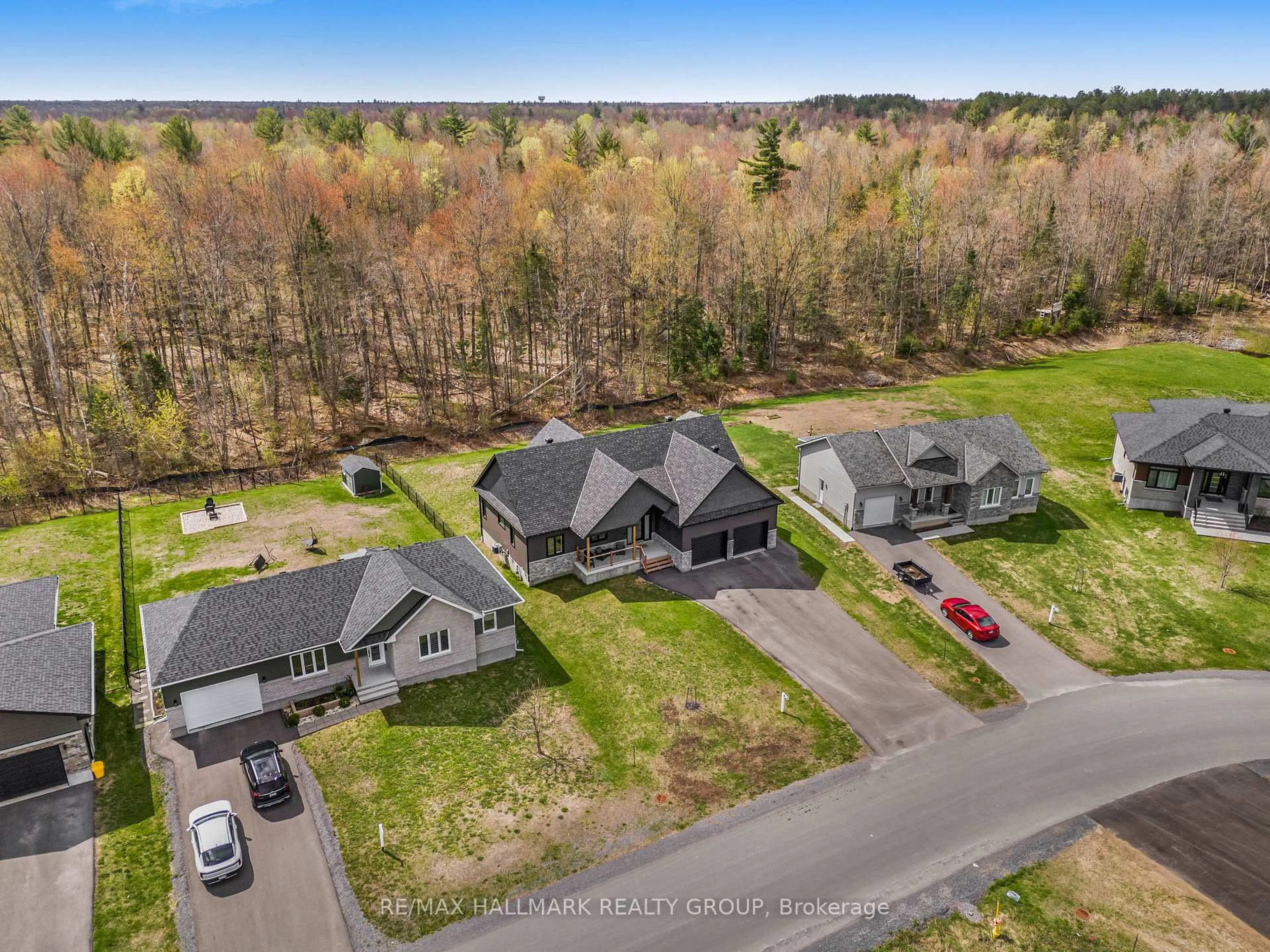 A pic from outside/outdoor area/front of a property/back of a property/a pic from drone, unknown for 254 ROXANNE St, Clarence-Rockland Ontario K0A 1N0