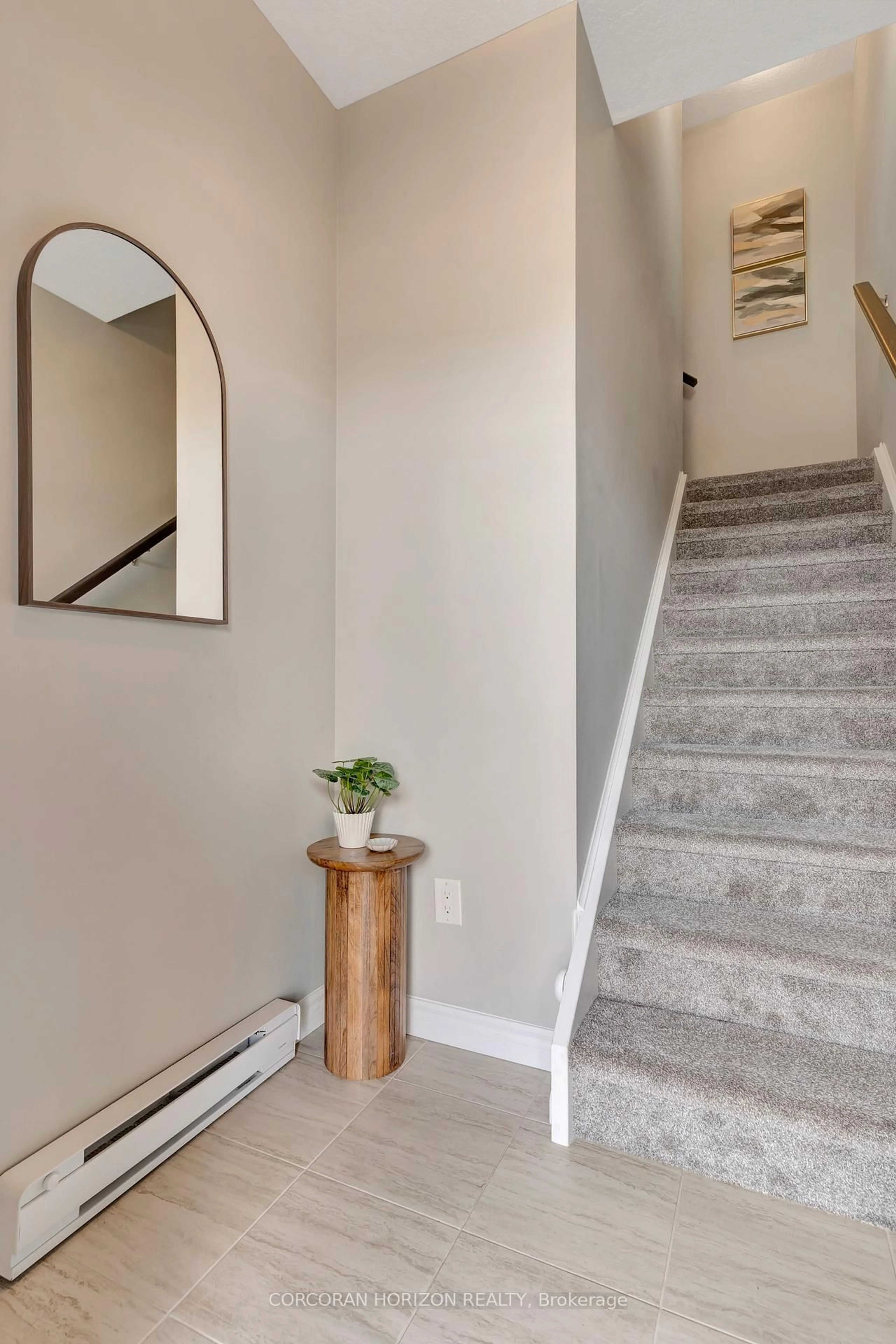 Indoor entryway for 408 Guelph Ave #209, Cambridge Ontario N3C 0H3