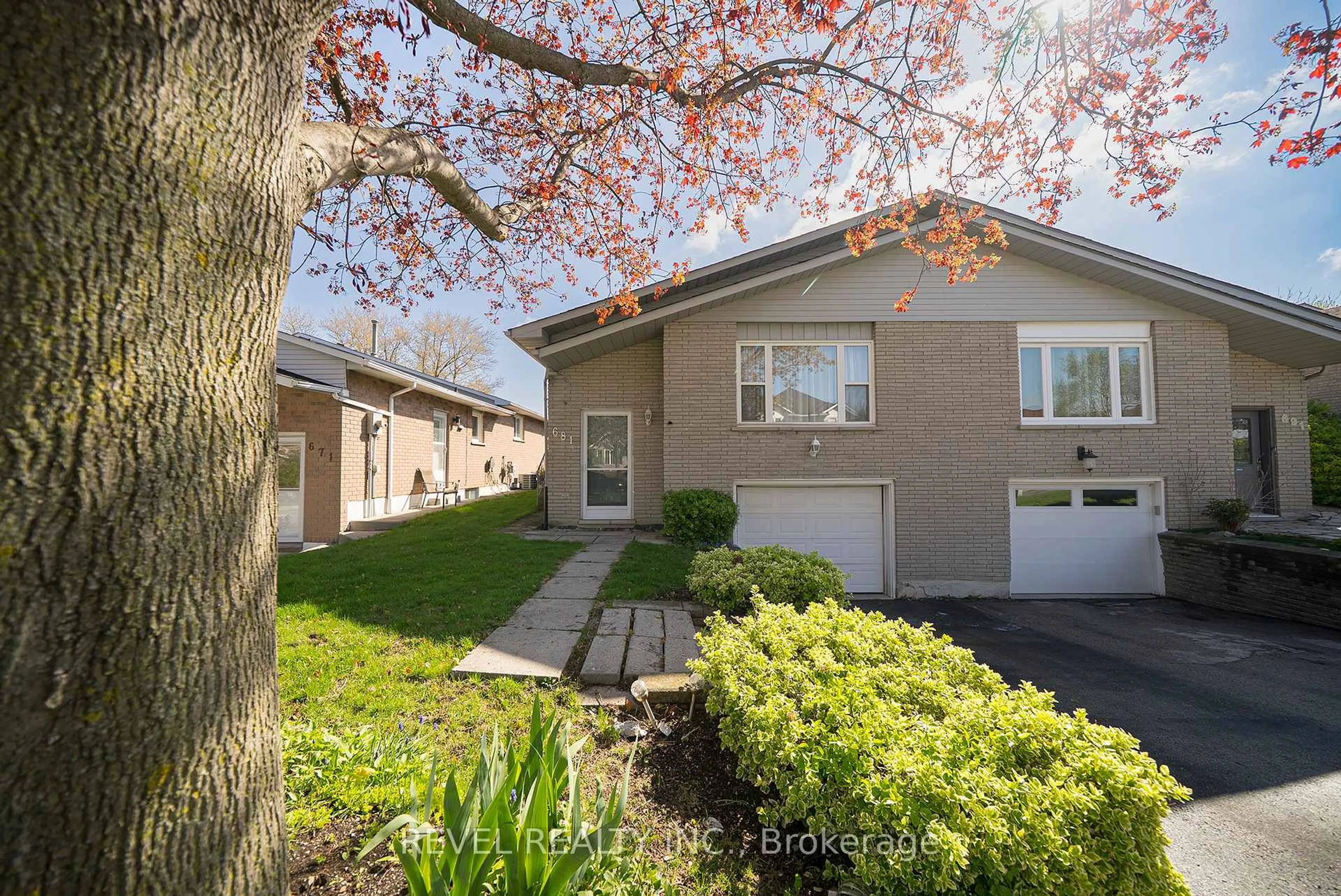 Home with brick exterior material, street for 681 Upper Horning Rd, Hamilton Ontario L9C 7R3