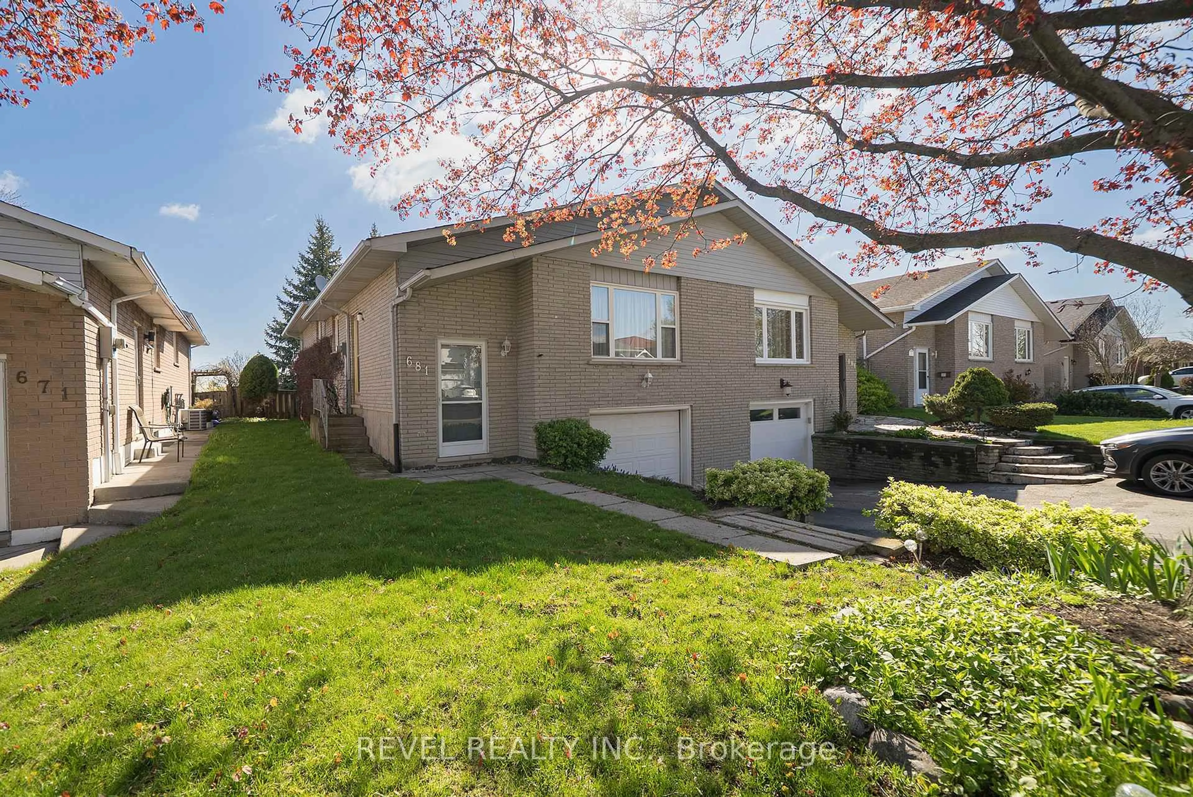 Home with vinyl exterior material, street for 681 Upper Horning Rd, Hamilton Ontario L9C 7R3