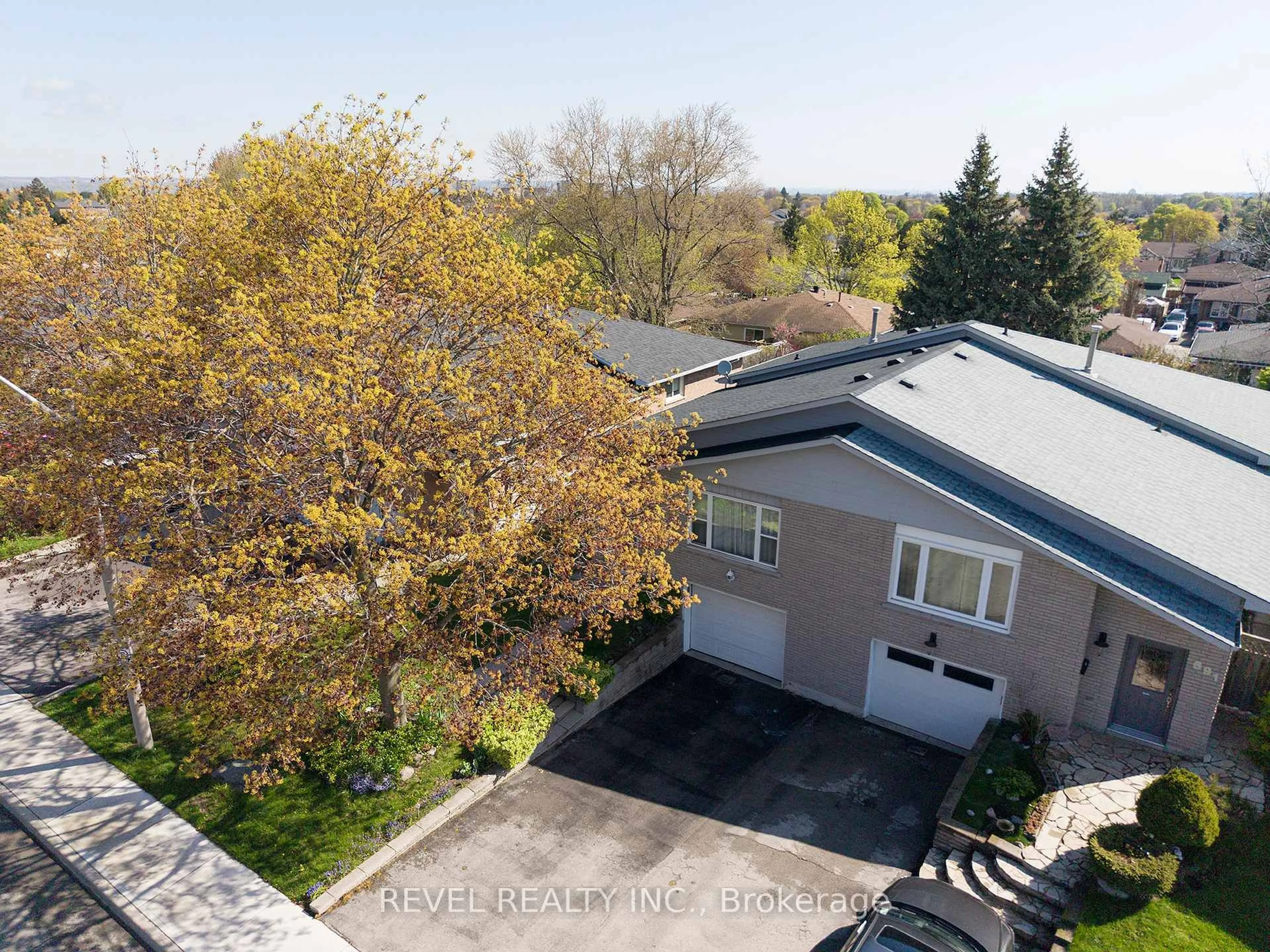 A pic from outside/outdoor area/front of a property/back of a property/a pic from drone, street for 681 Upper Horning Rd, Hamilton Ontario L9C 7R3