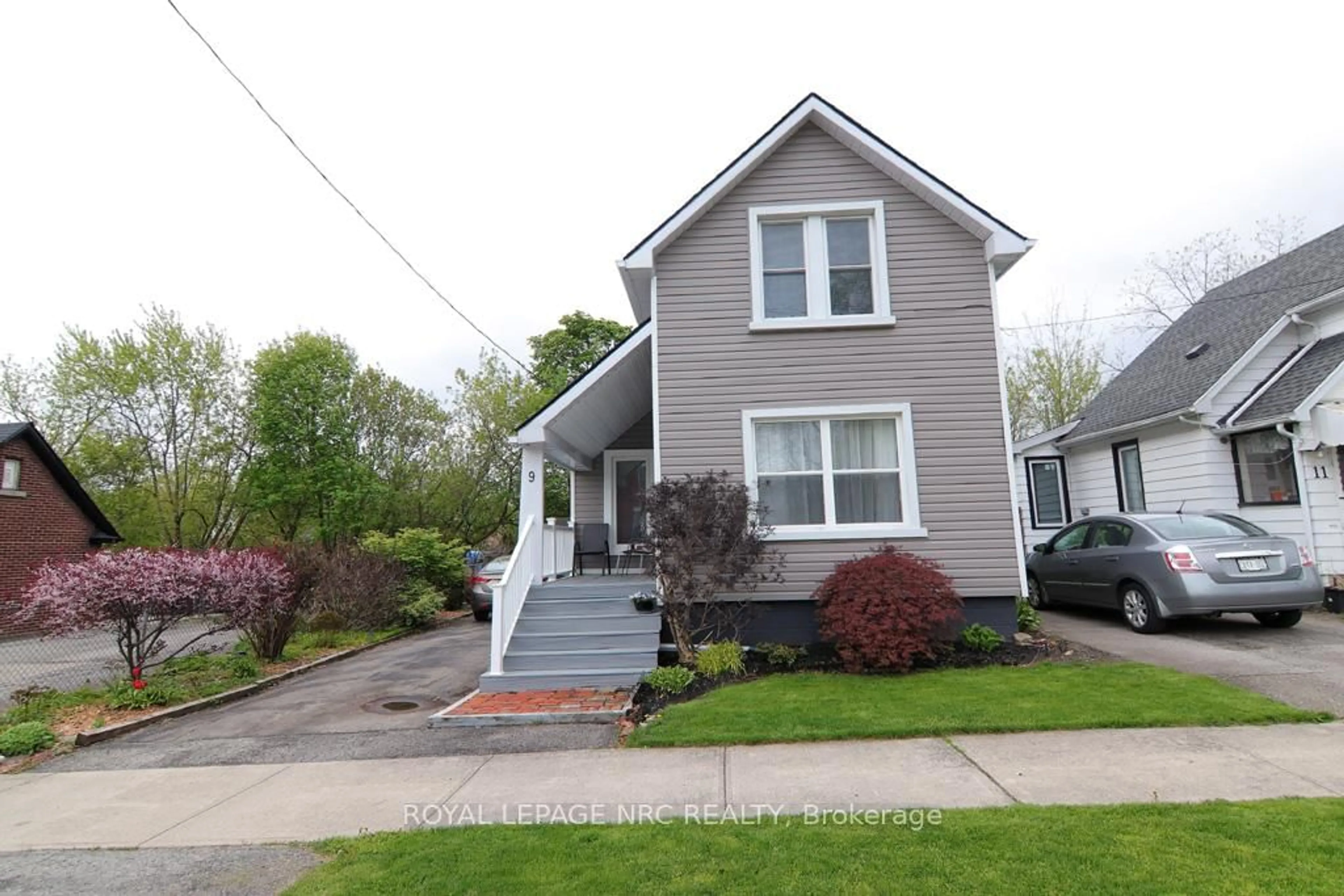 Home with vinyl exterior material, street for 9 Phipps St, Fort Erie Ontario L2A 2V1