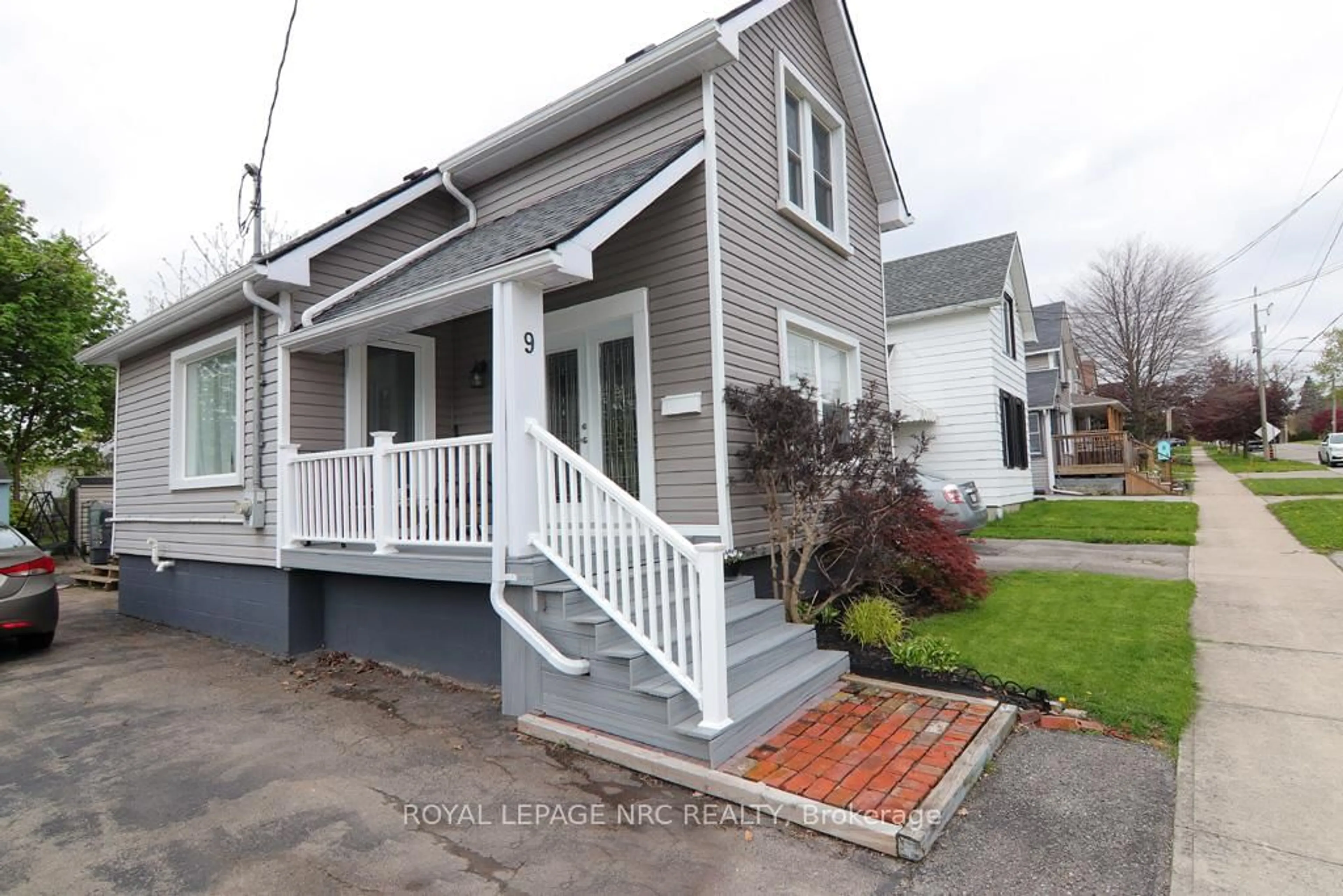 Home with vinyl exterior material, street for 9 Phipps St, Fort Erie Ontario L2A 2V1