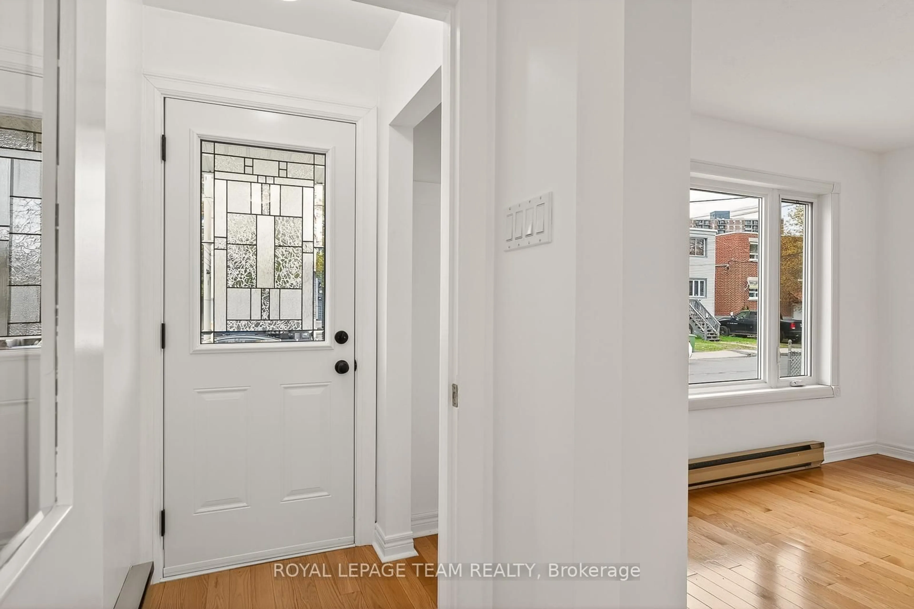 Indoor entryway for 264 Ste Anne Ave, Ottawa Ontario K1L 7C4
