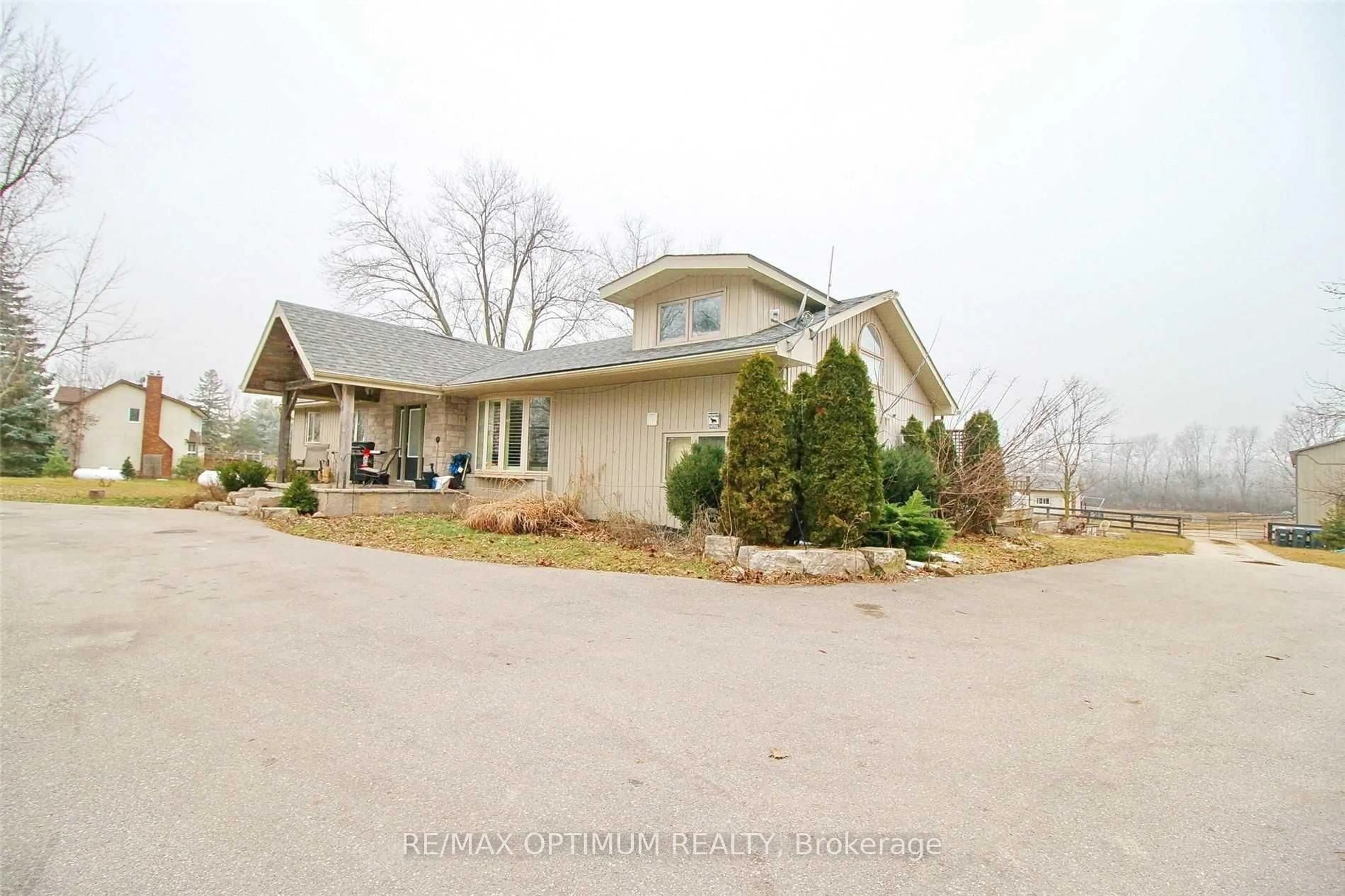 A pic from outside/outdoor area/front of a property/back of a property/a pic from drone, unknown for 9612 Wellington Rd #42, Erin Ontario L7G 4S8