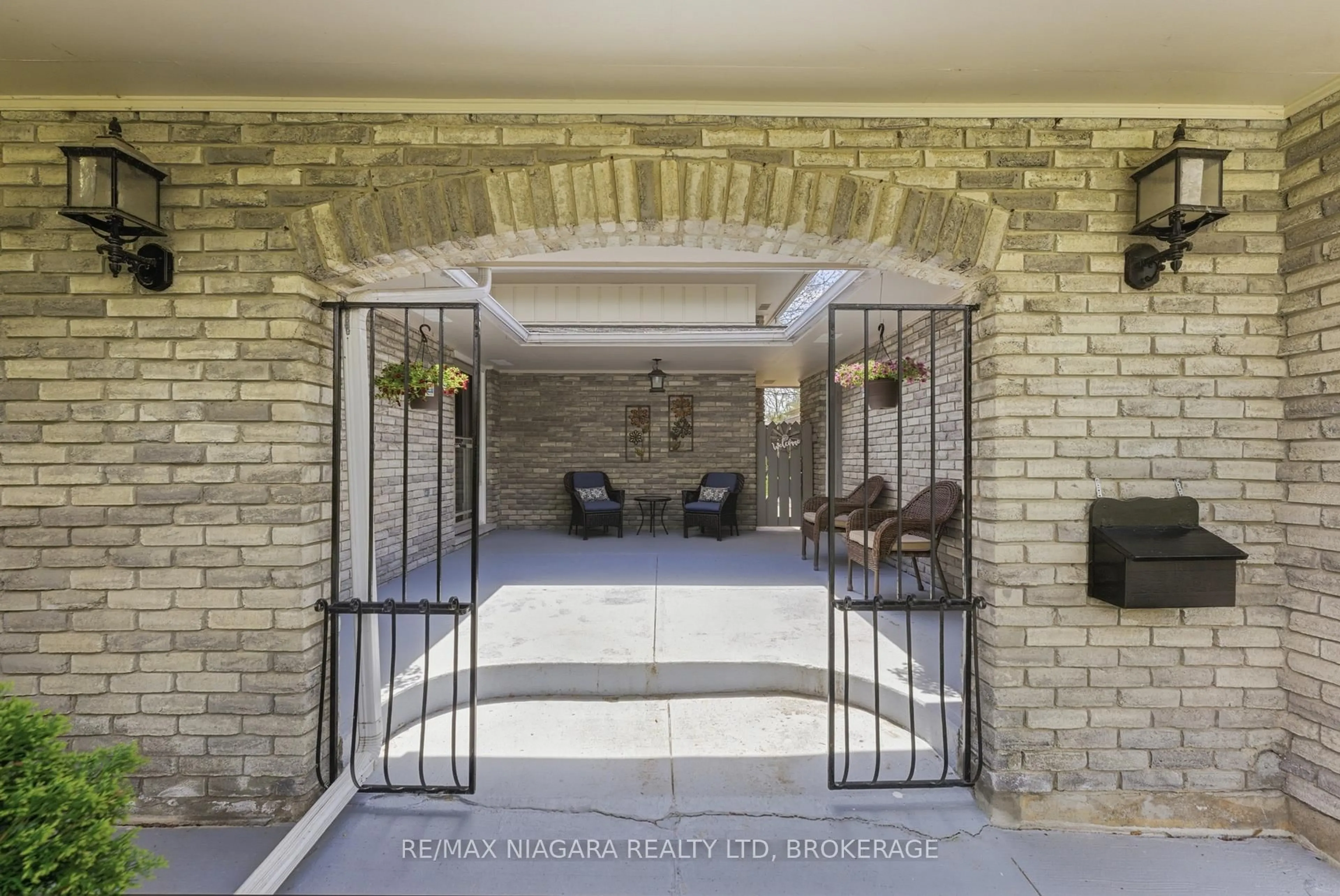 Indoor foyer for 45 LINDBERGH Dr, Fort Erie Ontario L2A 2Z6