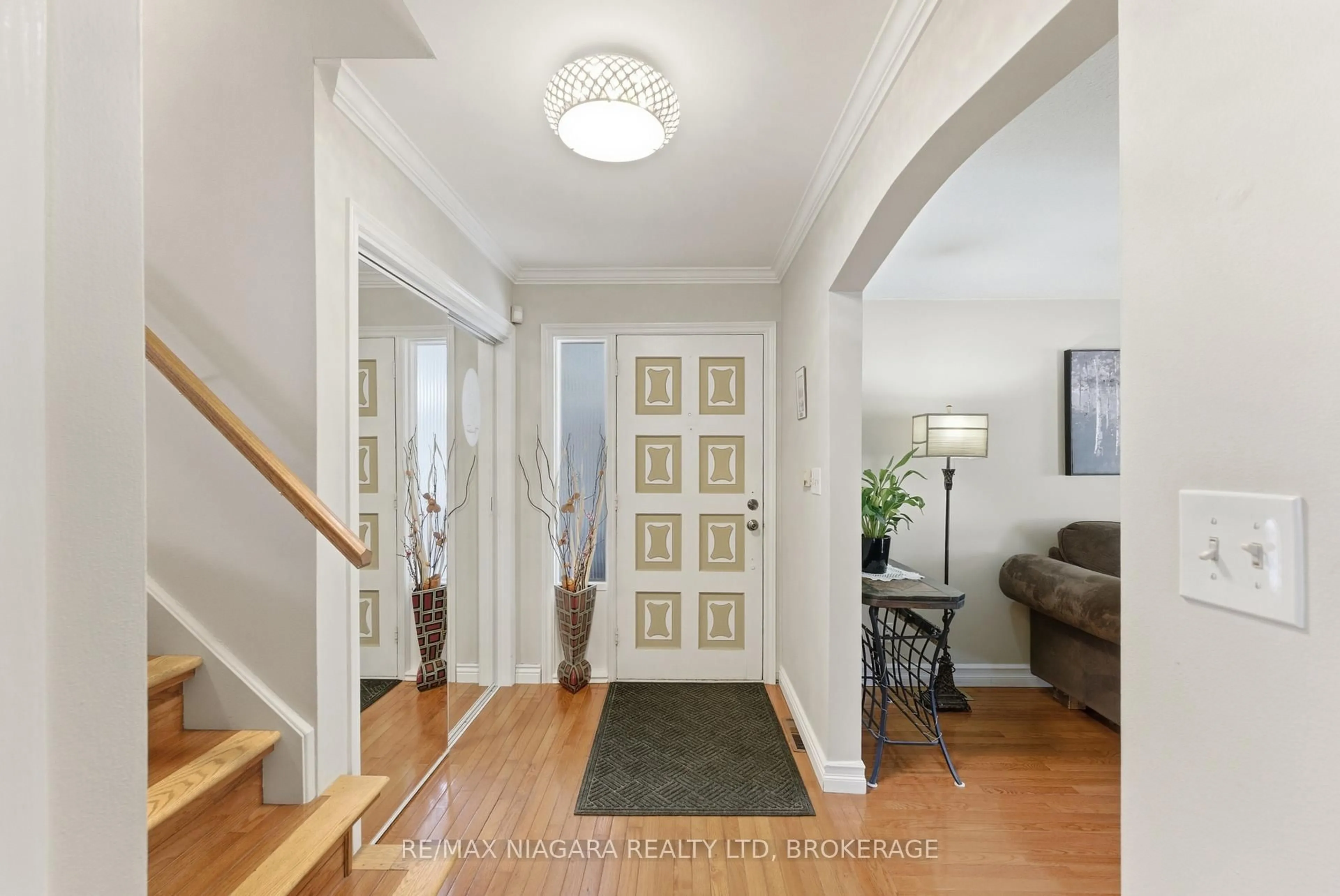 Indoor entryway for 45 LINDBERGH Dr, Fort Erie Ontario L2A 2Z6