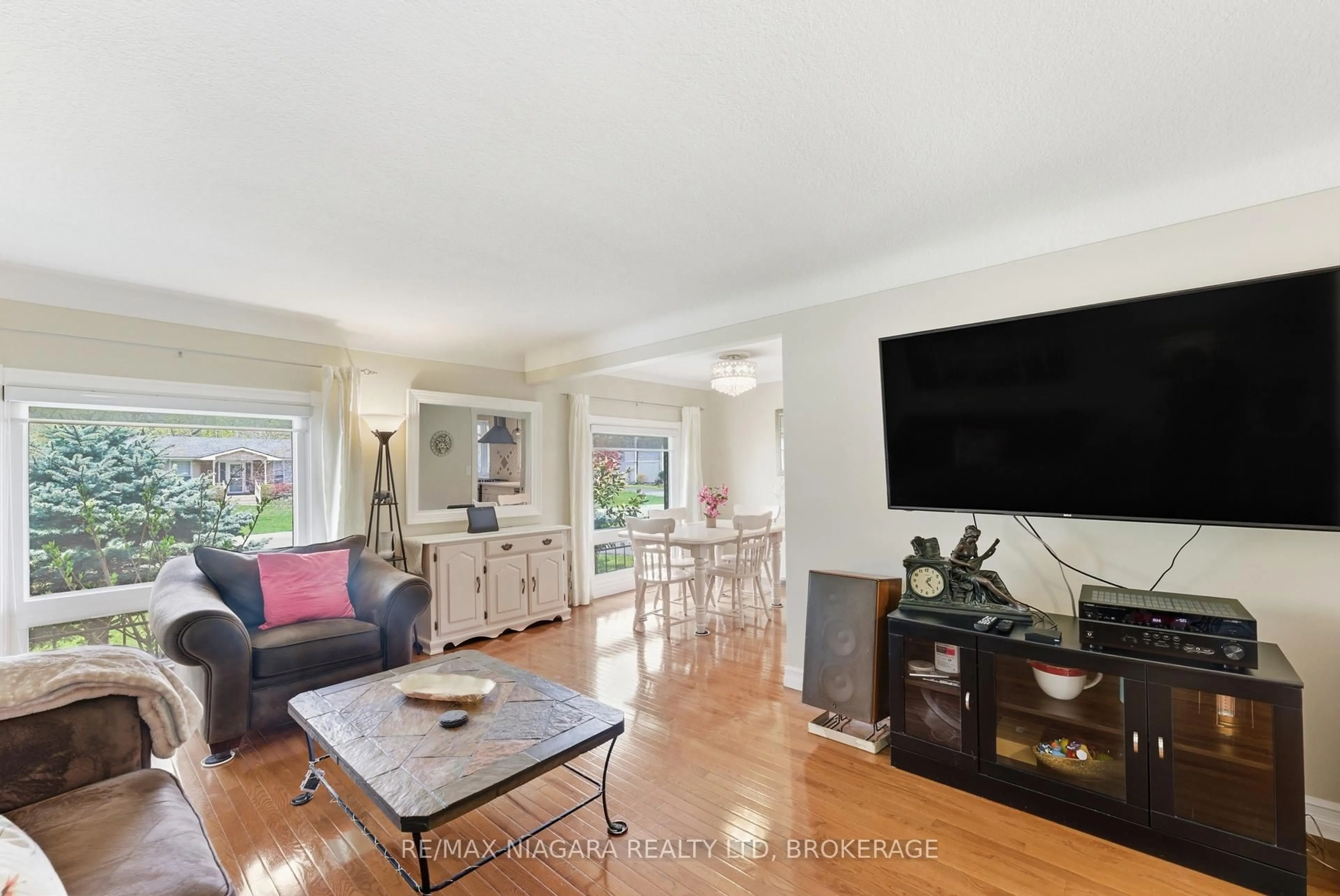 Living room with furniture, unknown for 45 LINDBERGH Dr, Fort Erie Ontario L2A 2Z6