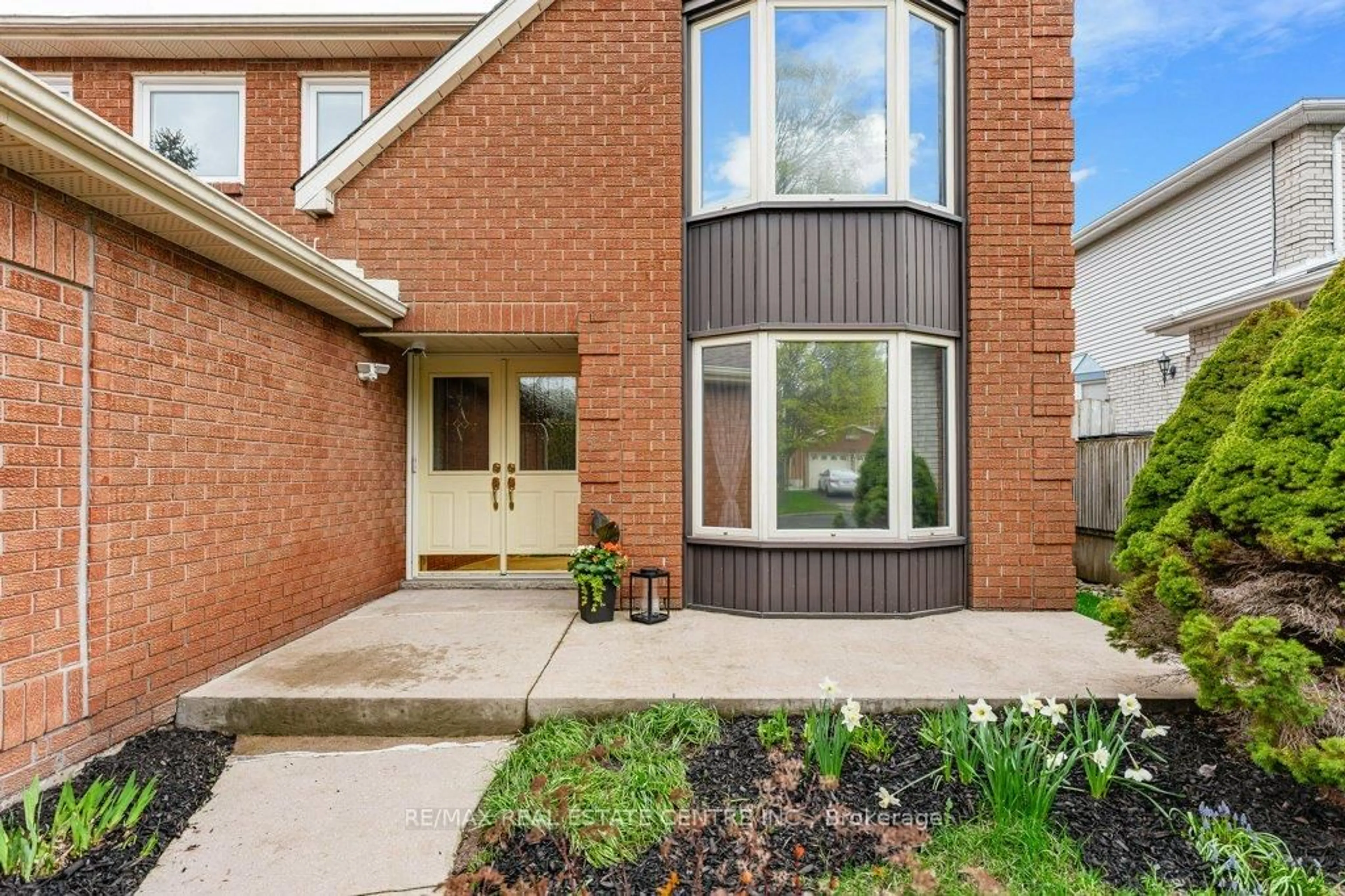 Home with brick exterior material, street for 40 Old Maple Lane, Kitchener Ontario N2N 2L2