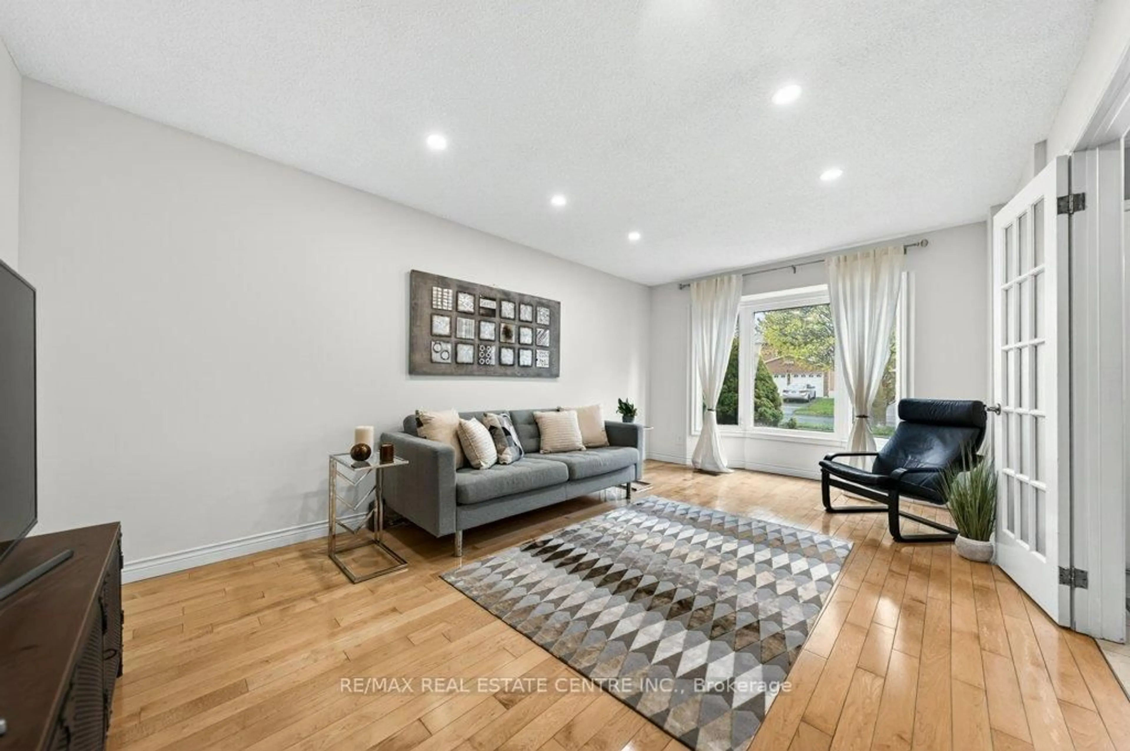 Living room with furniture, unknown for 40 Old Maple Lane, Kitchener Ontario N2N 2L2